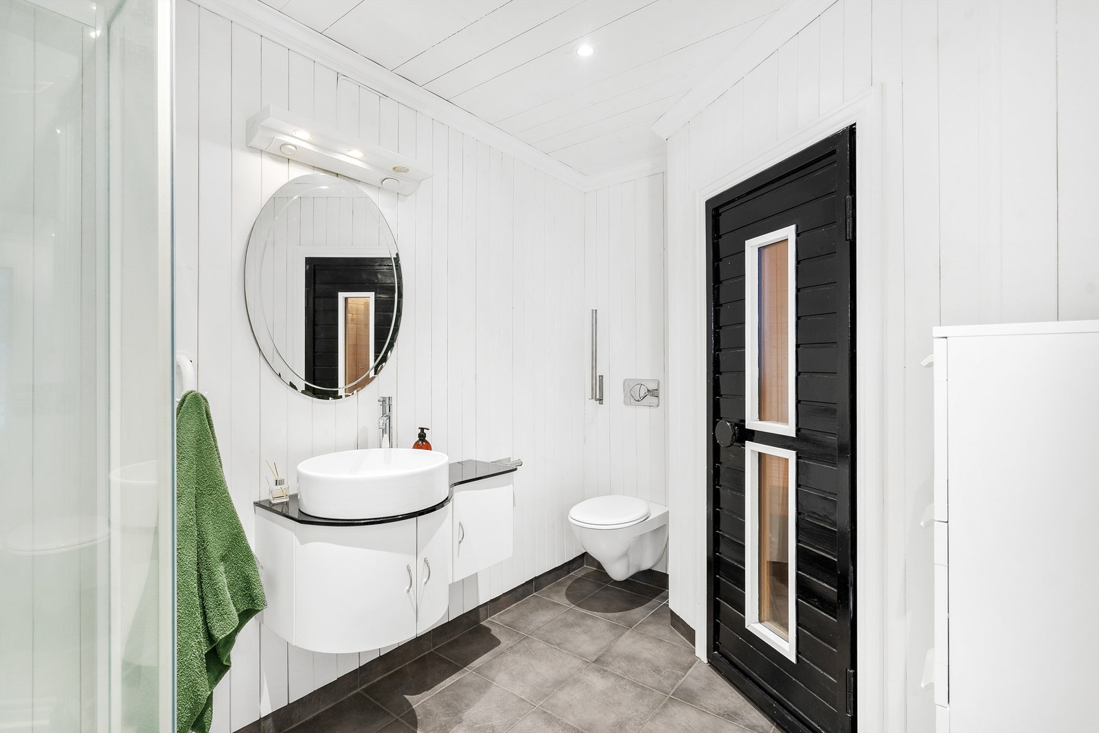 Badet i 1. etg. Varmekabler, vegghengt wc, servant med skap. Dusjhjørne. Inngang badstue. Galleribilde