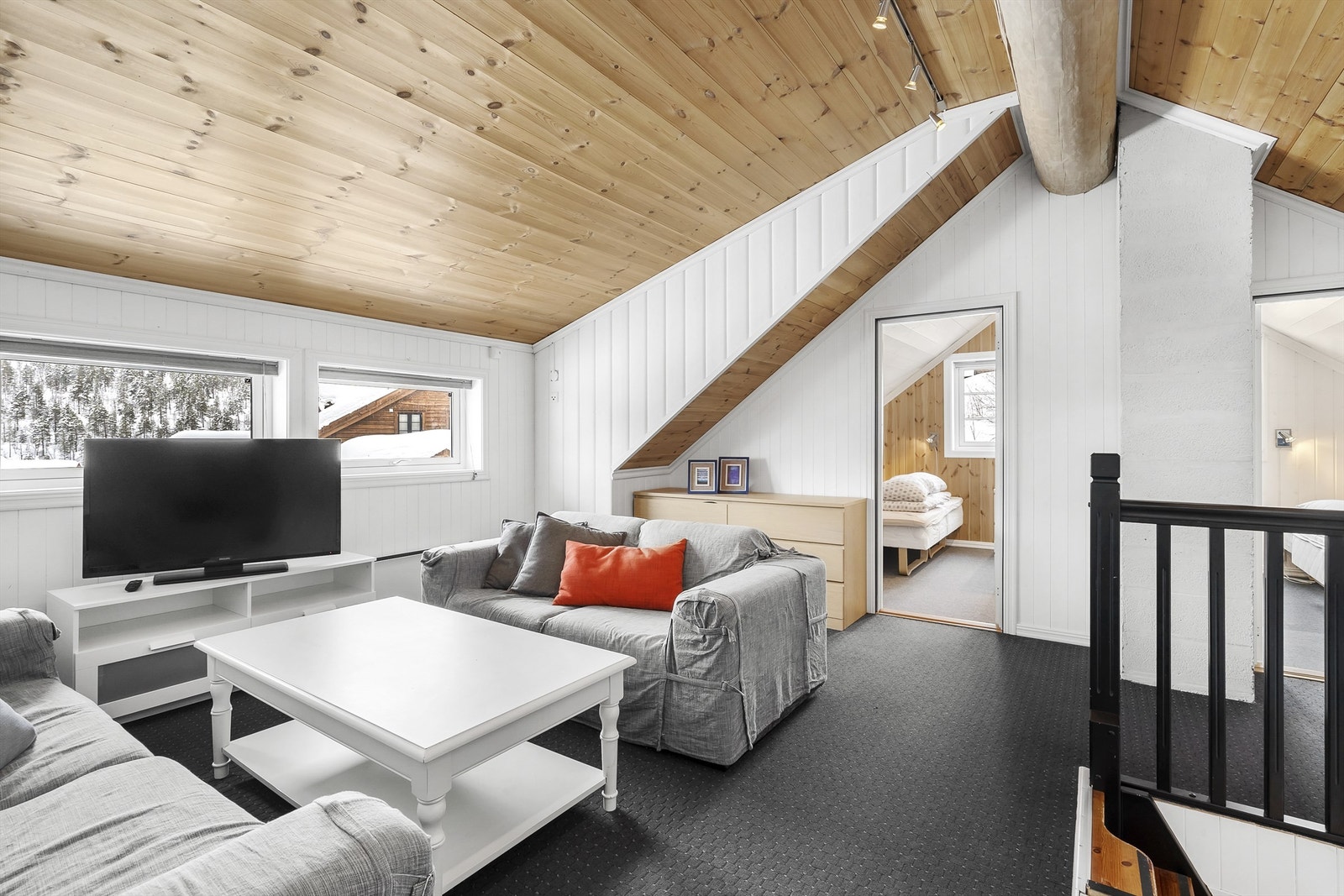 Loftstuen mot soverommene. Galleribilde