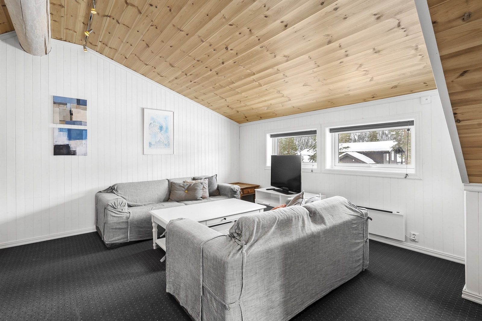 Romslig loftstue. Galleribilde