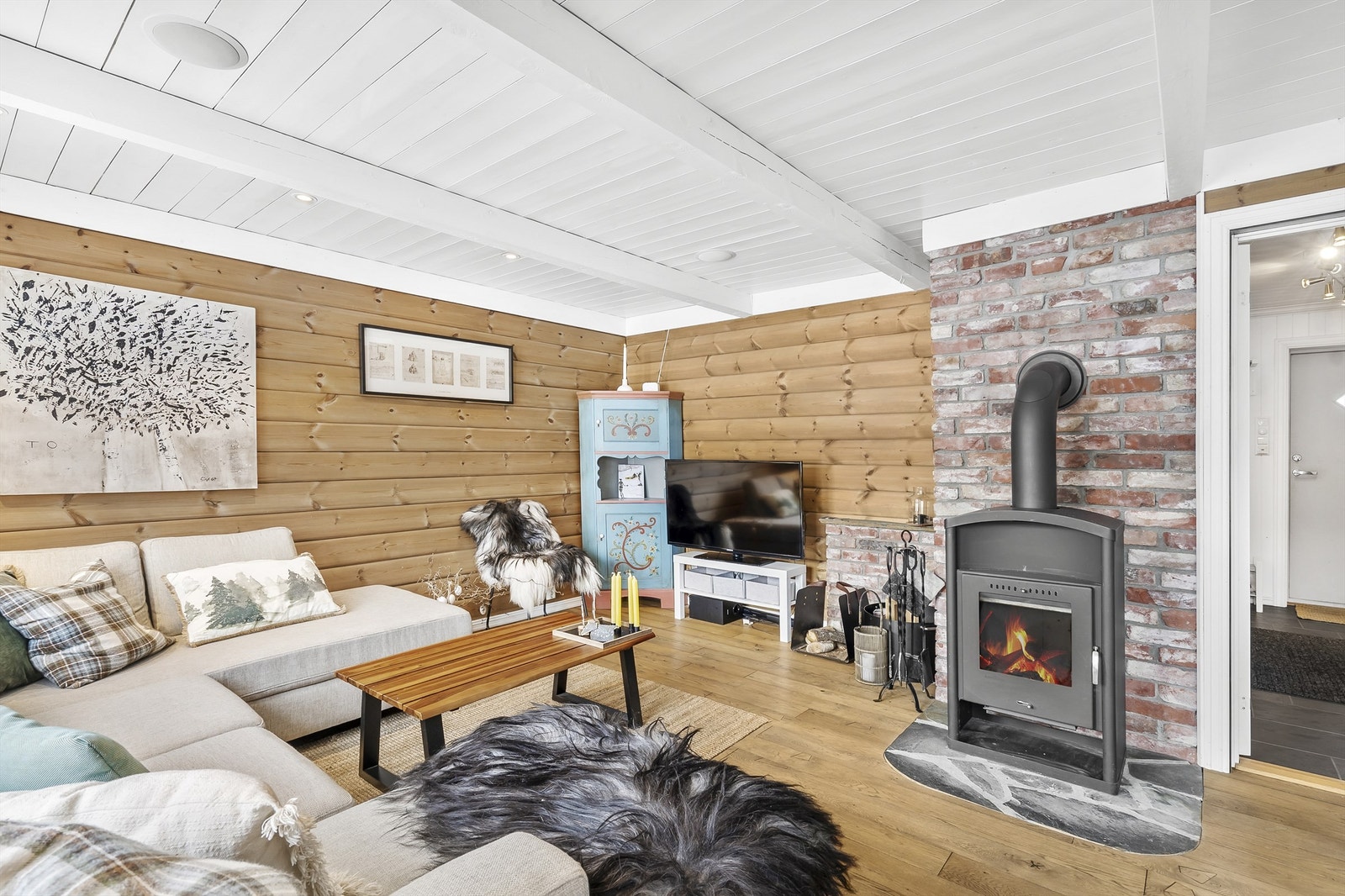 Koselig stue med peisovn. Galleribilde