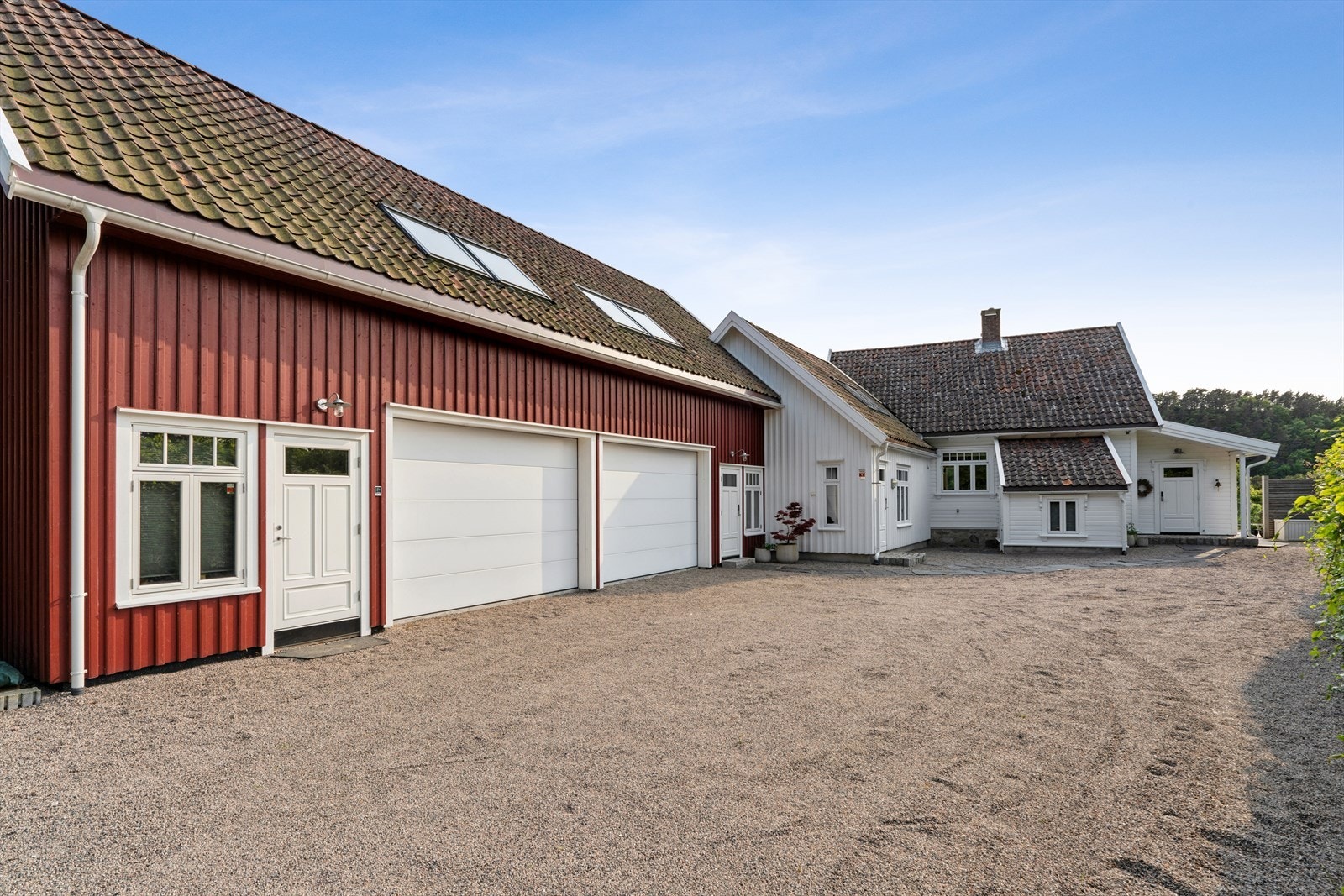 Utsøkt villa med stor garasje, parkmessig uteareal, terrasser og uteplasser, strandlinje, brygge og sandstrand Galleribilde