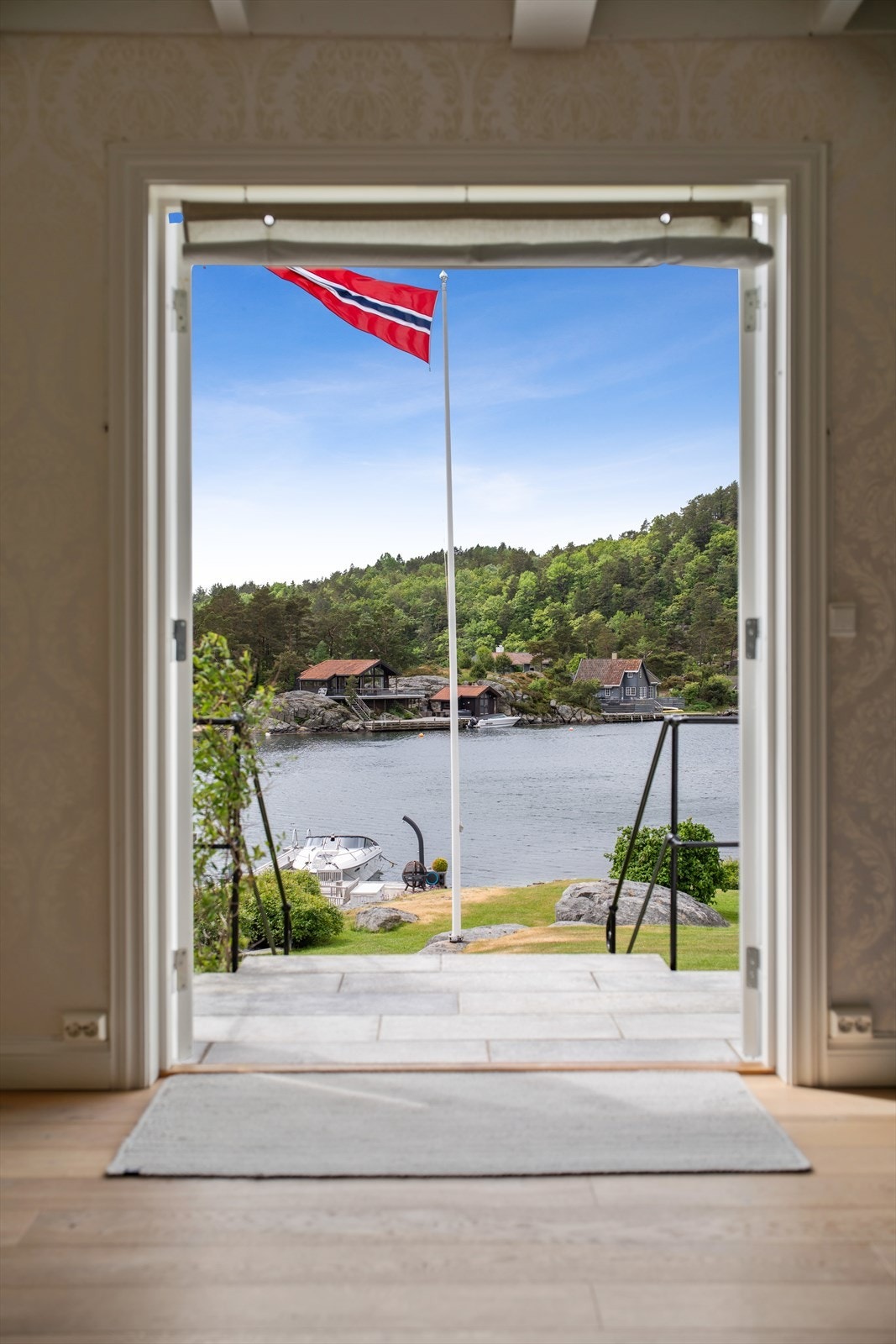 Like utenfor stuedøra har du Søgnes vakre skjærgård med et mangfold av holmer og skjær som er idylliske steder å dra til med base fra eiendommen Galleribilde