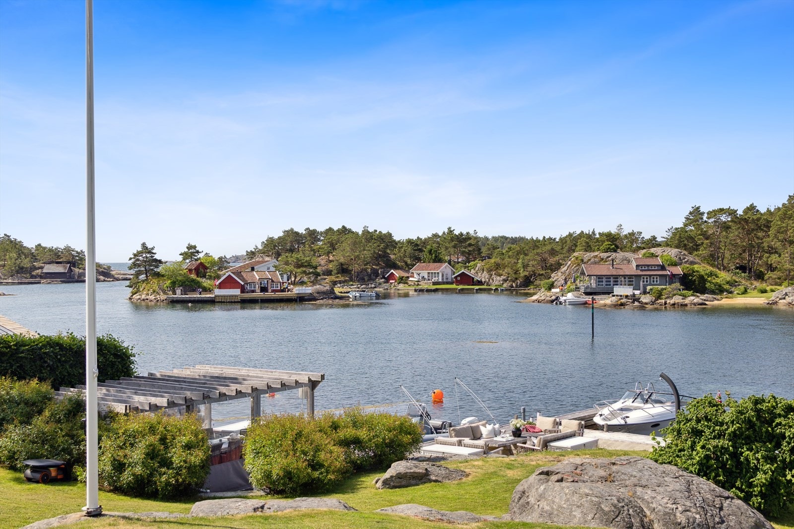 Eiendommen har et vakkert parkmessig uteareal opparbeidet med nydelig plen og beplantning ned mot brygge og sandstrand Galleribilde