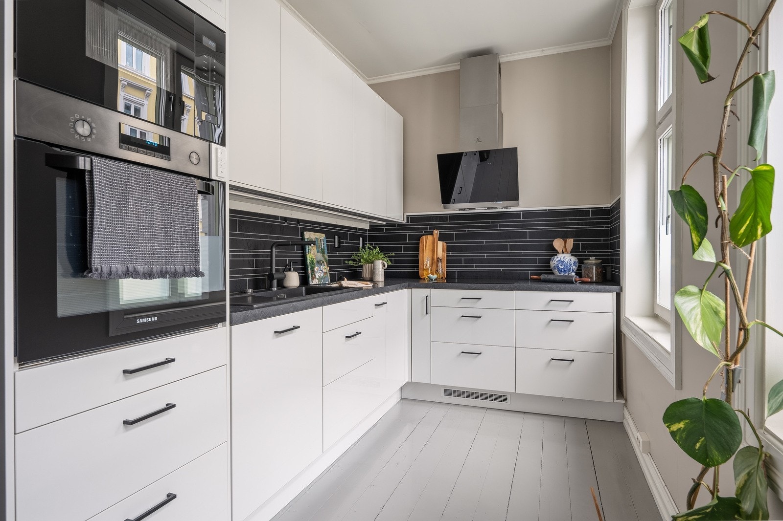 Over benkeplatene er det montert laminatplater som gir en funksjonell og stilren finish. Galleribilde