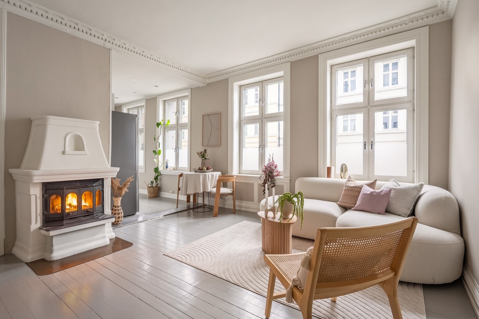 Dette er en innbydende og klassisk bygårdsleilighet med vakre detaljer, som rosett og stukkatur i stuen. Galleribilde