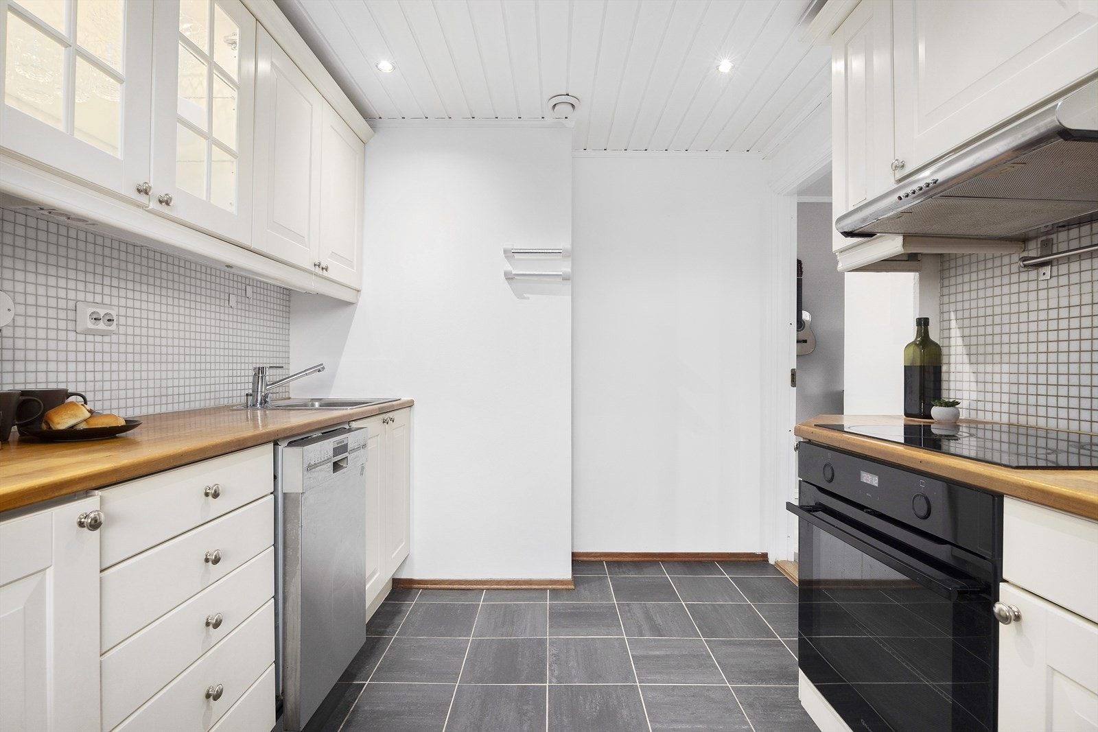 Det er integrert stekeovn og platetopp, samt plass til frittstående oppvaskmaskin og kjøleskap. Galleribilde