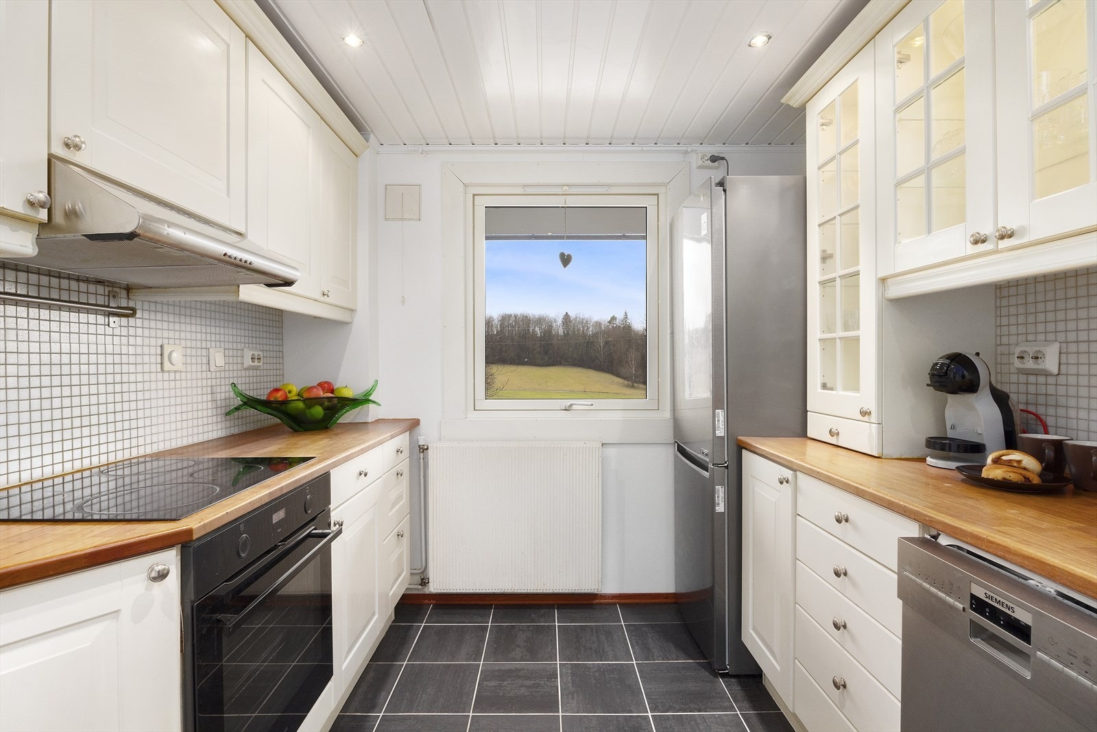 Enkelte overskap har fronter med innfelt glass som gir et elegant preg. Galleribilde