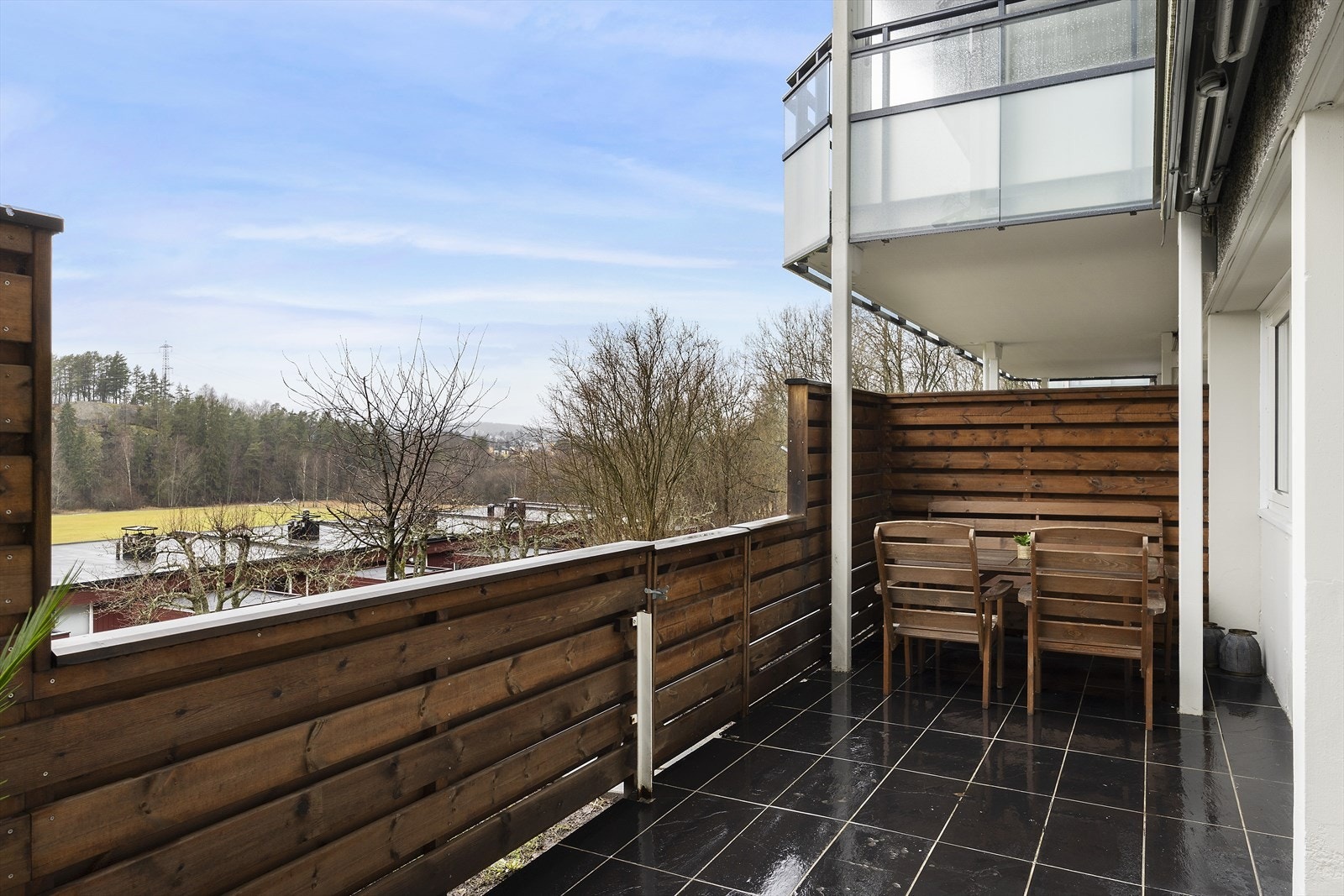 Terrassen har flislagt gulv og en fin, åpen utsikt. Galleribilde