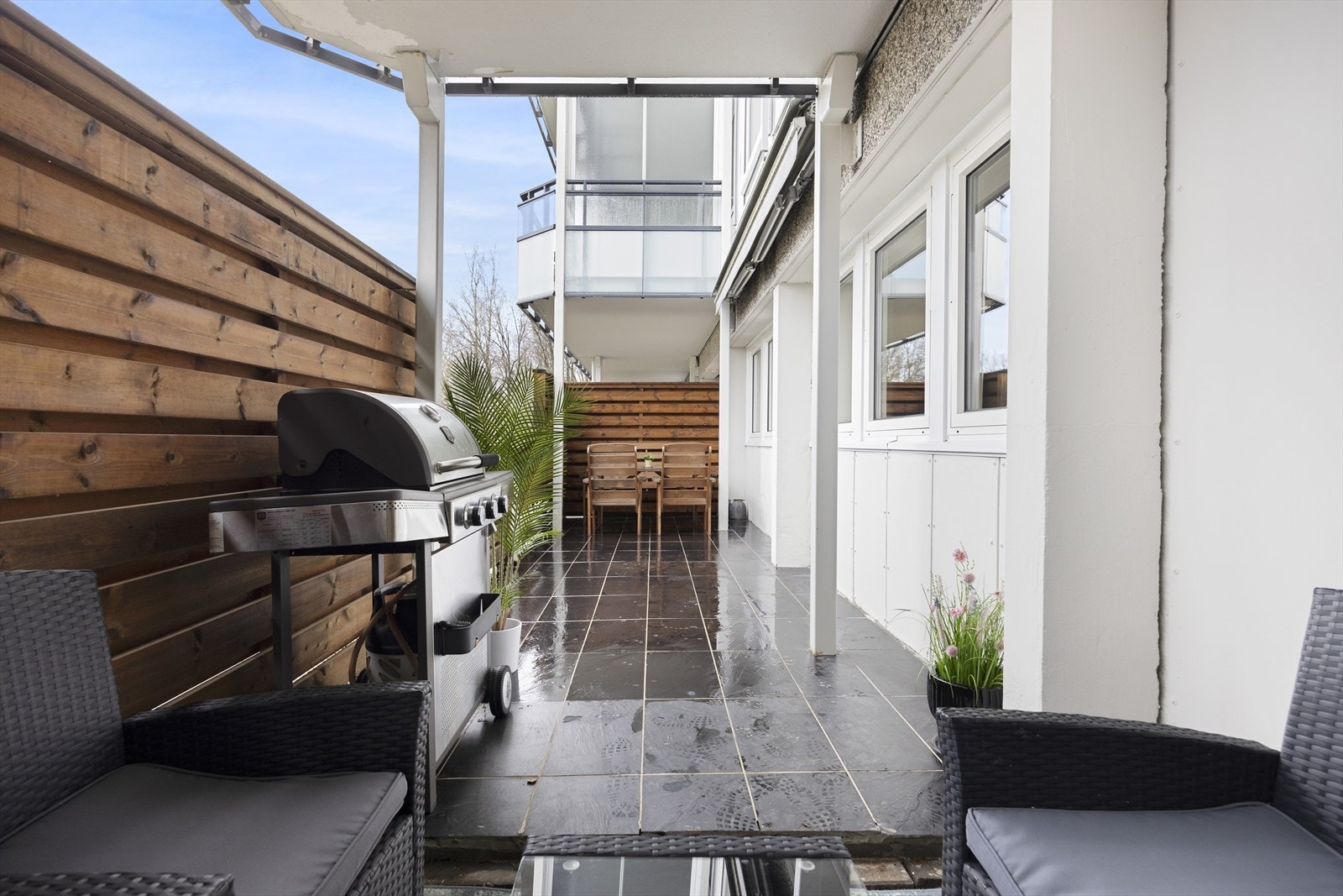 Markterrassen er på imponerende 23 kvm, vestvendt, skjermet men likevel flott utsyn. Galleribilde