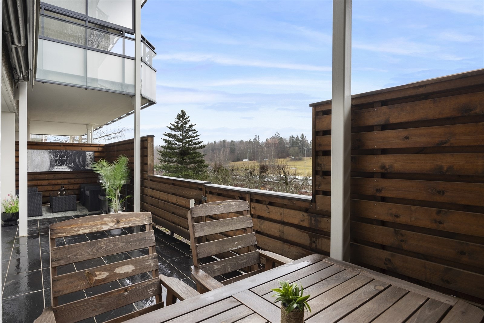 Deler av terrassen er overbygget, noe som forlenger utesesongen og gjør dette til en naturlig forlengelse av boligen i sommerhalvåret. Galleribilde