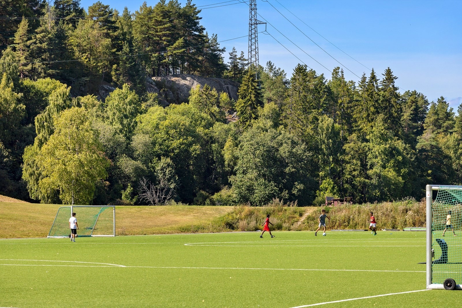 Flott fotballbane i nærområdet - perfekt for aktivitet og lek. Galleribilde