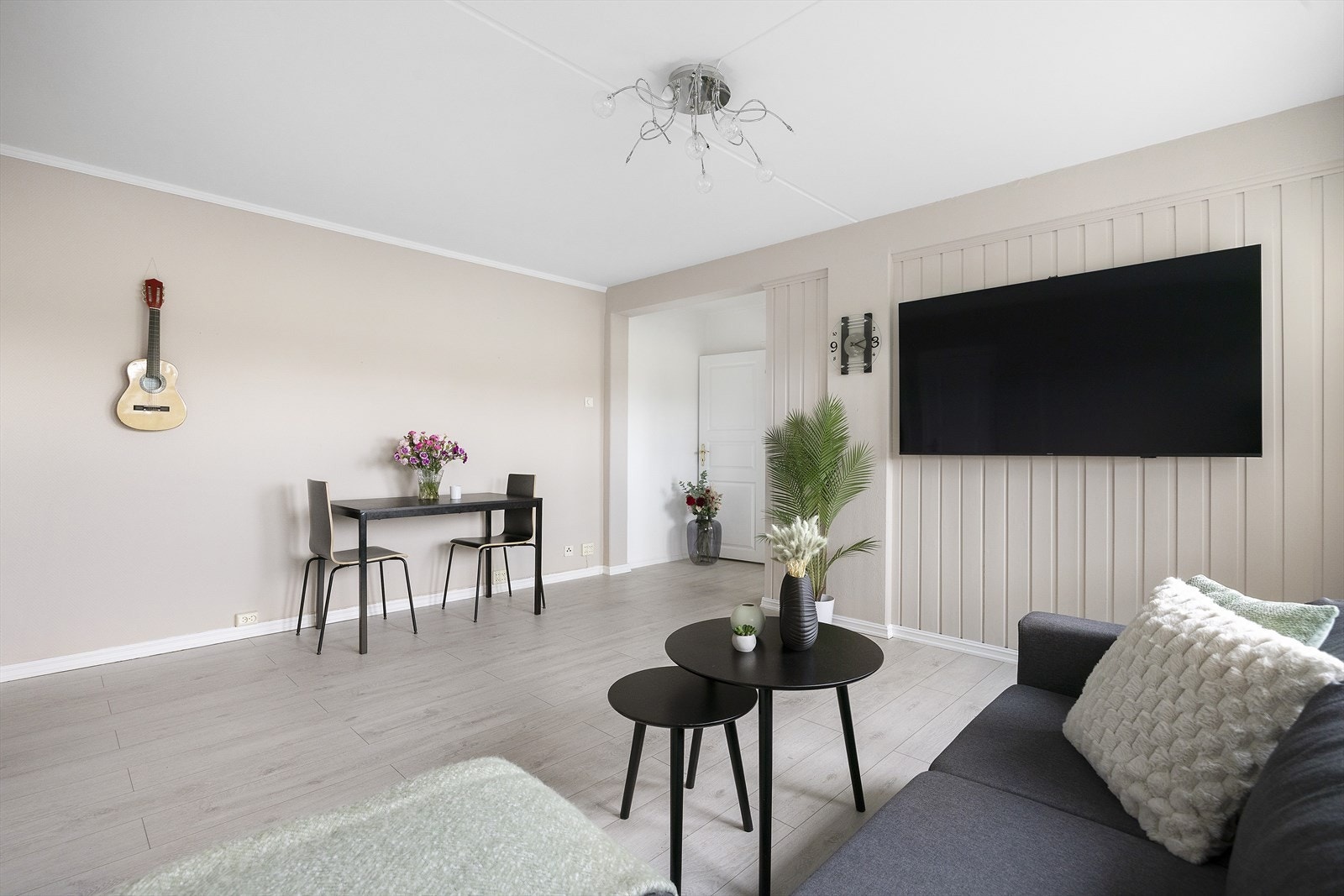 Boligen byr på en romslig og luftig stue med fleksibel planløsning, hvor det enkelt kan etableres både sofagruppe og spiseplass. Galleribilde