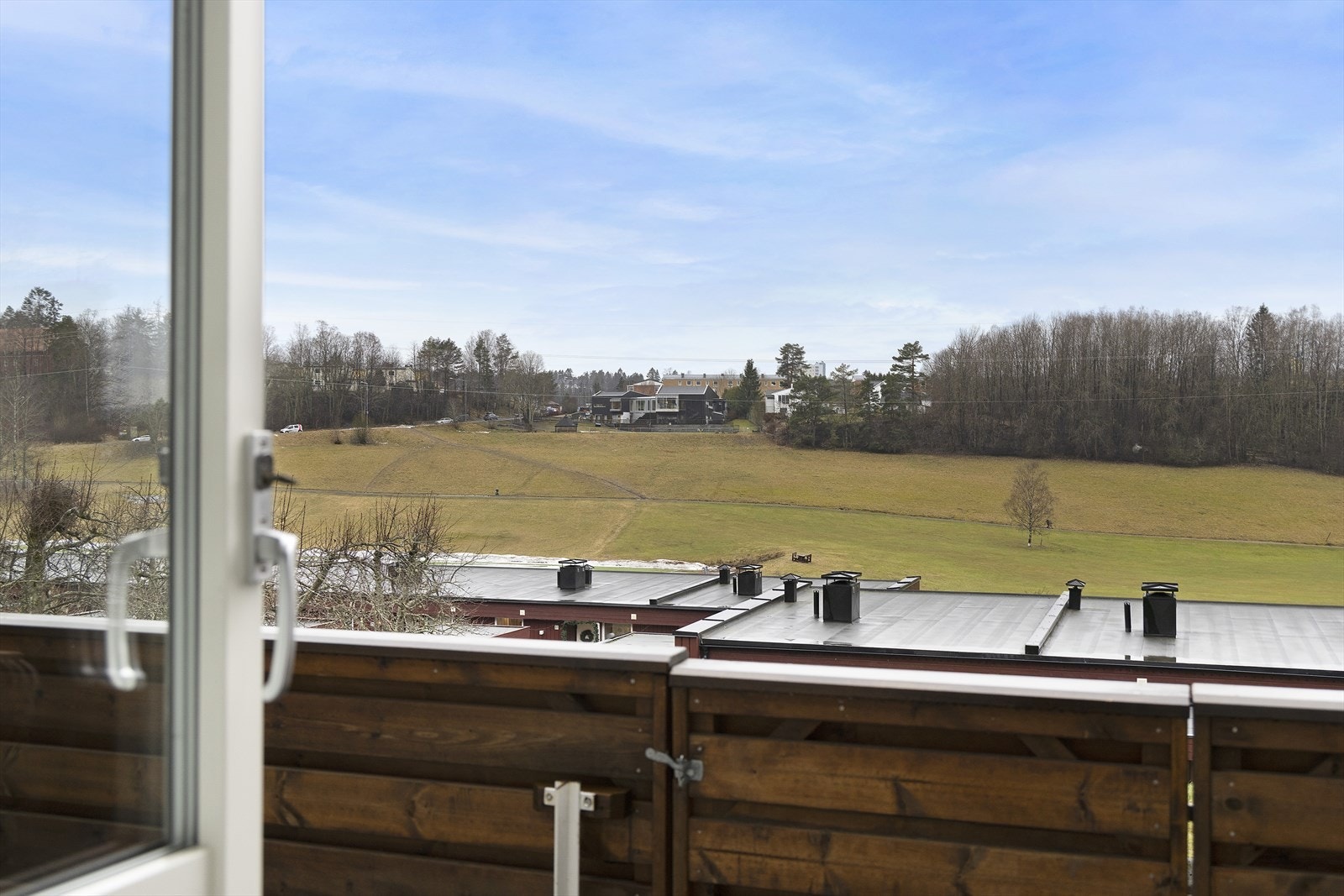 Fra stuen er det utgang til en stor og skjermet markterrasse på hele 23 kvm. Galleribilde