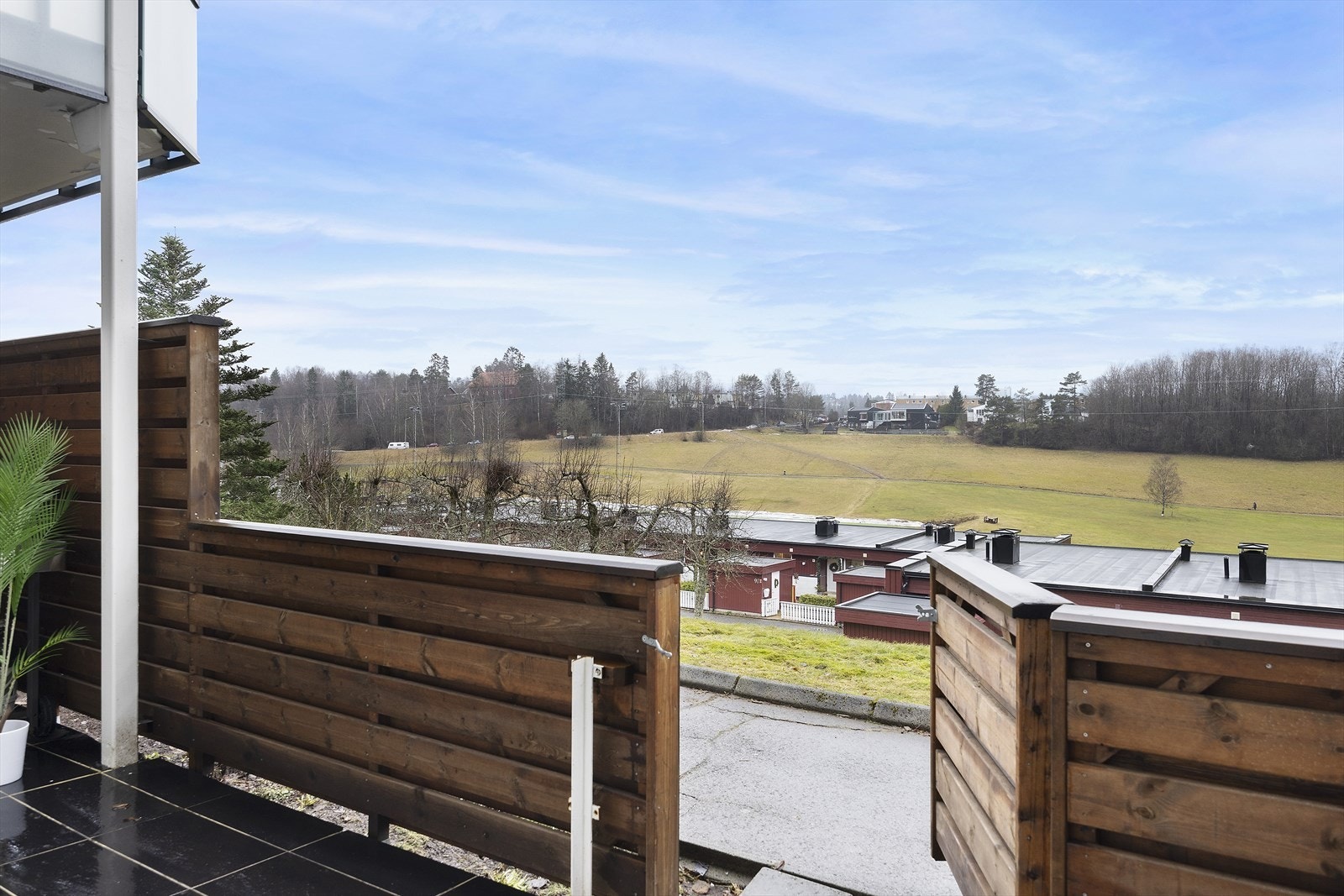 Lys og pen 3-roms andelsleilighet med stor markterrasse. Galleribilde