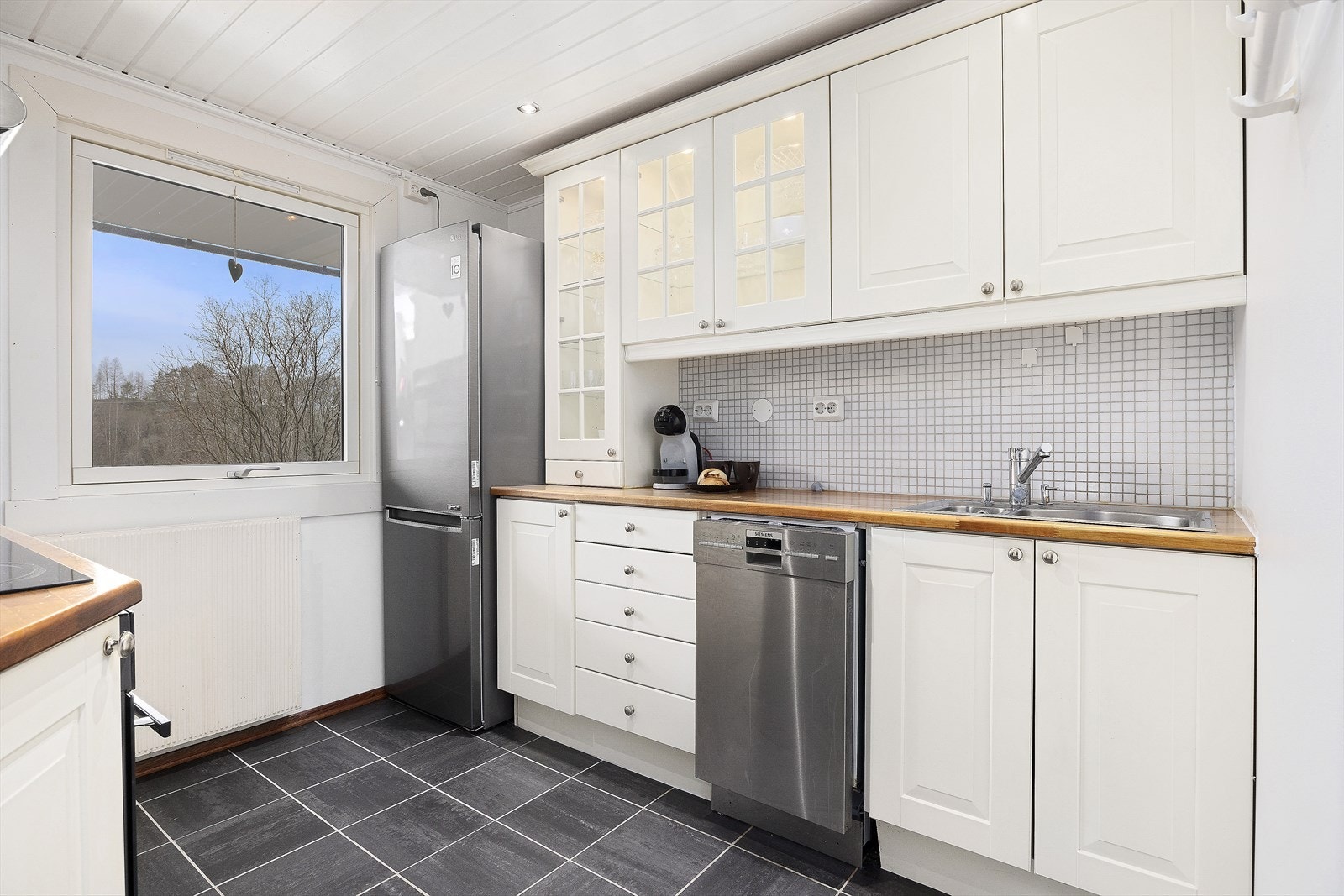 Lyst kjøkken fra 2005 med klassisk innredning. Galleribilde