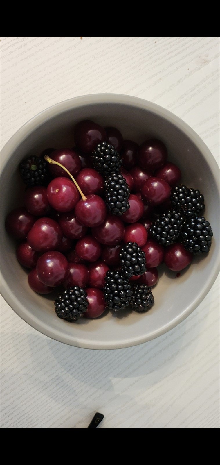 Bær plukket av selger fra uteområdet. Galleribilde