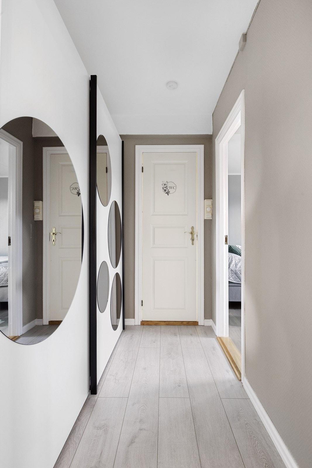 Mellomgang. Galleribilde