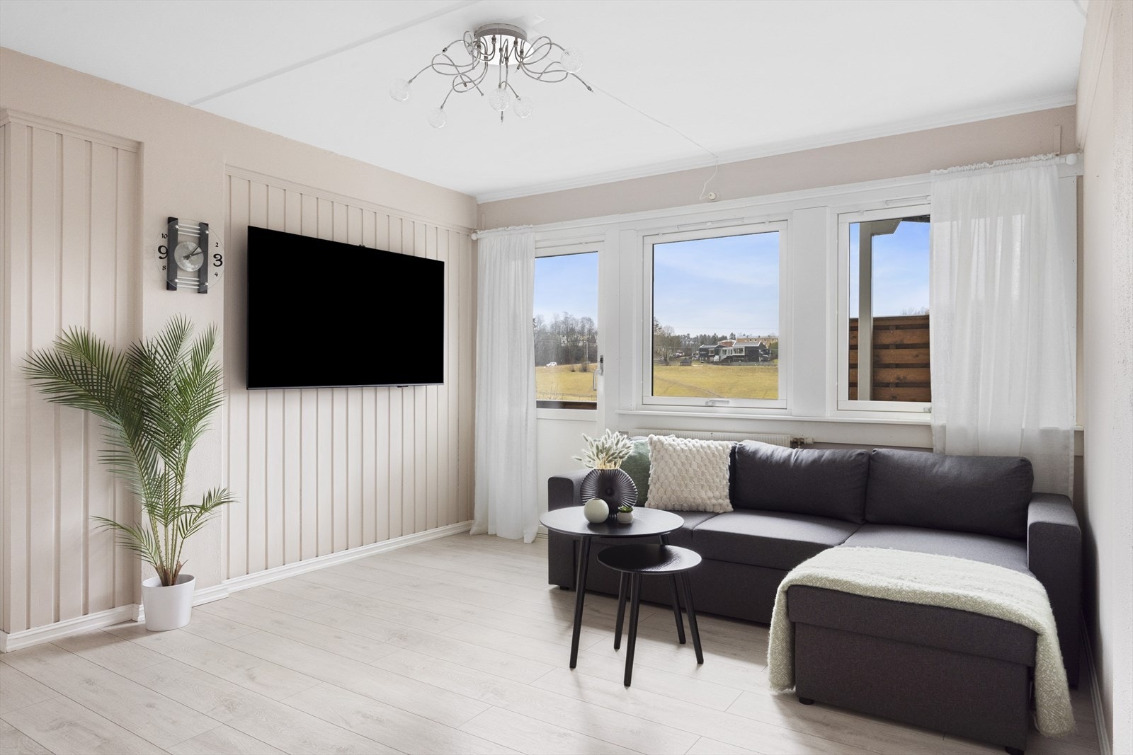 Store vindusflater og balkongdør sørger for rikelig med naturlig lys, som gir rommet en lys og hyggelig atmosfære. Galleribilde