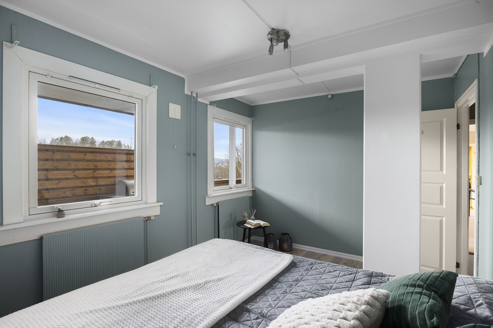 Hovedsoverommet er av svært god størrelse, med god plass til dobbeltseng, nattbord og garderobeløsnin. Galleribilde