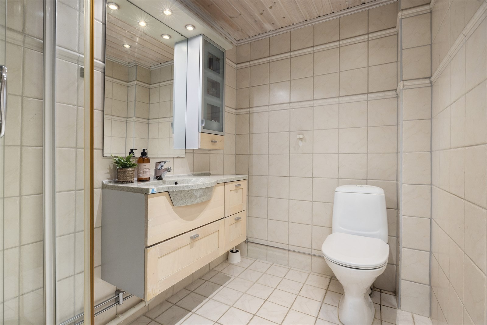 Flislagt baderom med elektrisk gulvvarme. Galleribilde