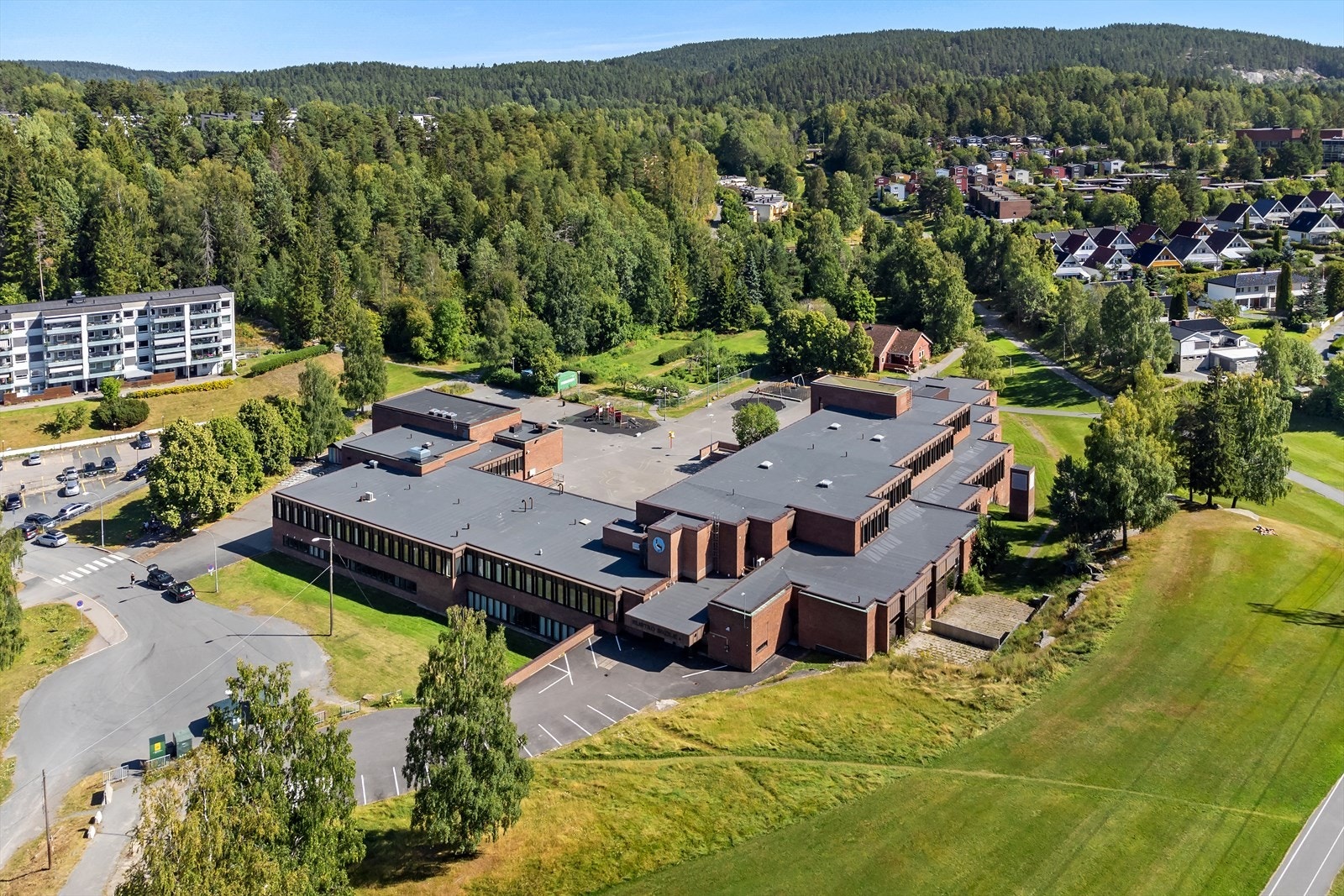 Rustad skole ligger i kort avstand og har et godt oppvekstmiljø. Galleribilde