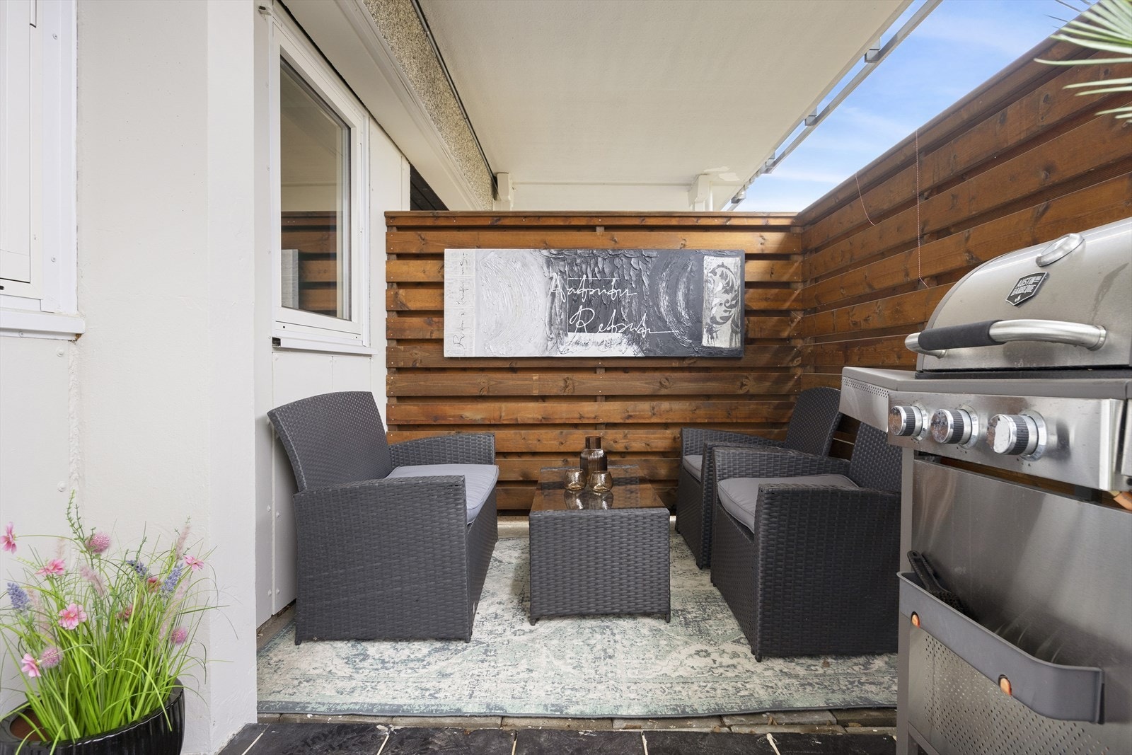 Her får du en flott uteplass med god plass til både loungemøbler og grill. Galleribilde