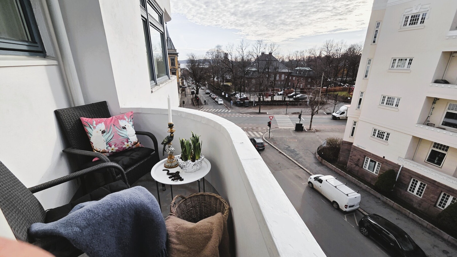 Balkongen har et høyt og flott utsyn over nabolagets bygårder. Perfekt for morgenkaffen! Galleribilde