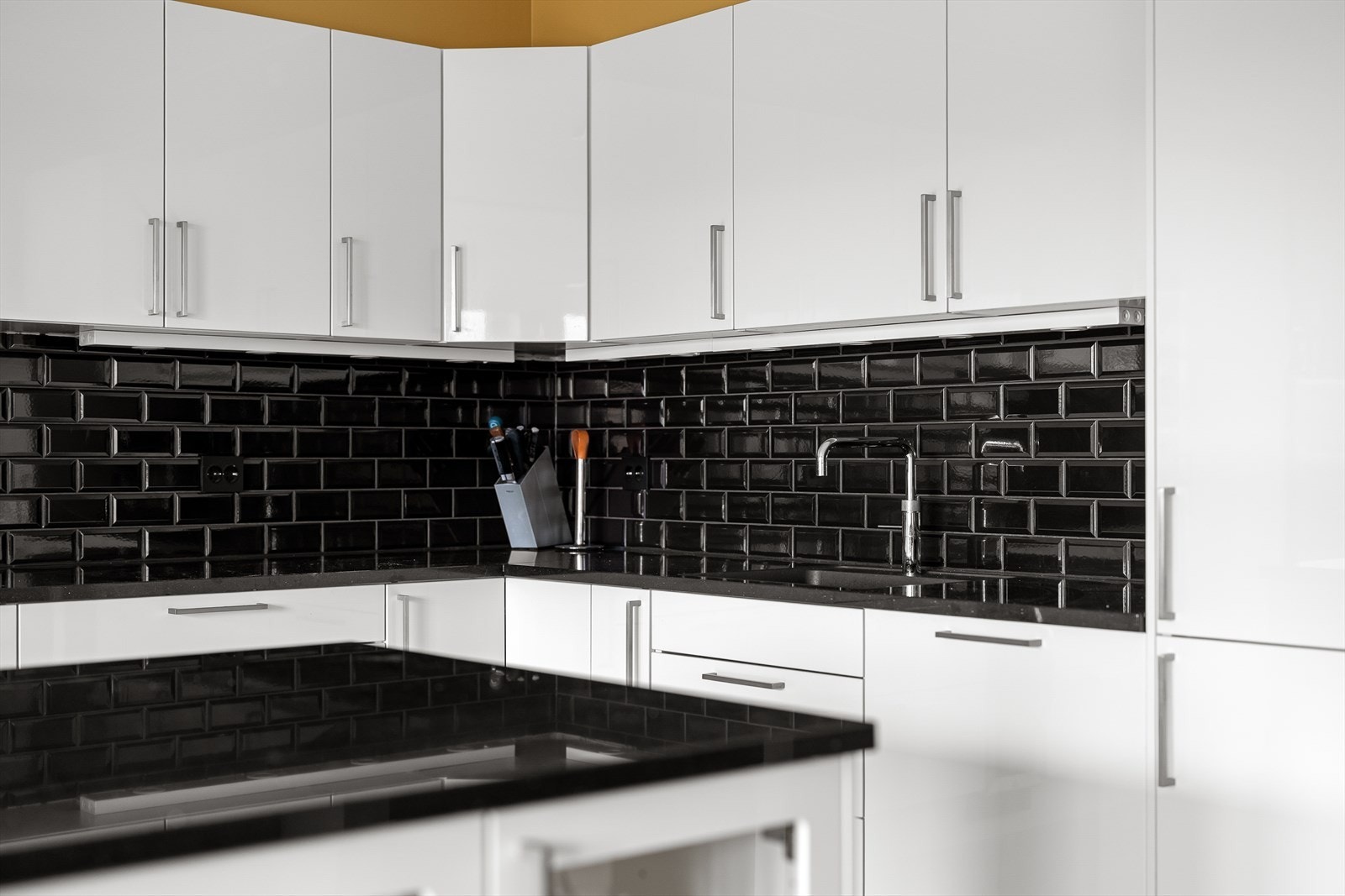 Kjøkkenet har også sorte fliser på vegg som gir en fin helhet i utrykket. Galleribilde