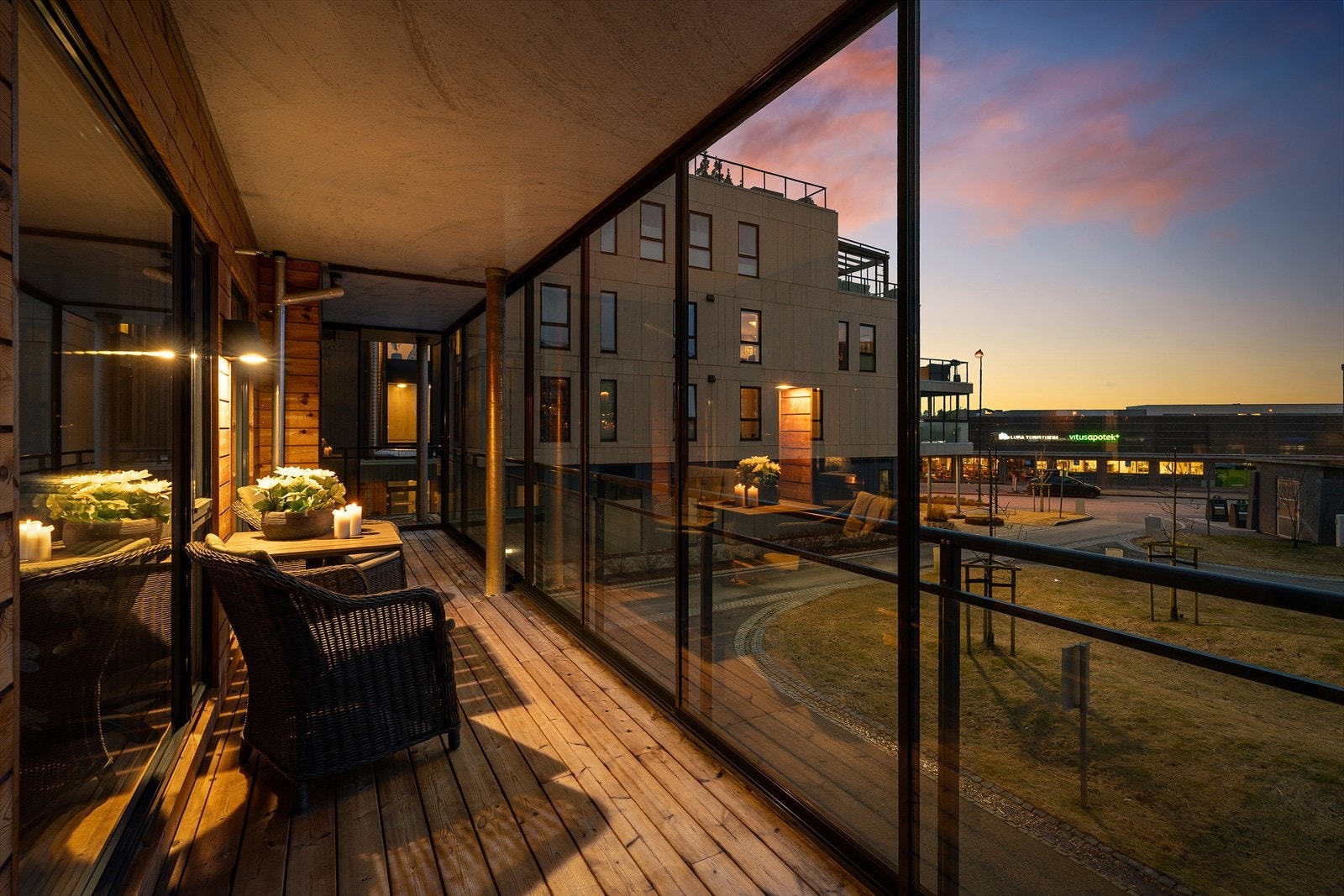 Flott innglasset balkong som kan brukes året rundt. Dette skaper en hyggelig forlengelse av stuen, uavhengig av vær og sesong. Galleribilde