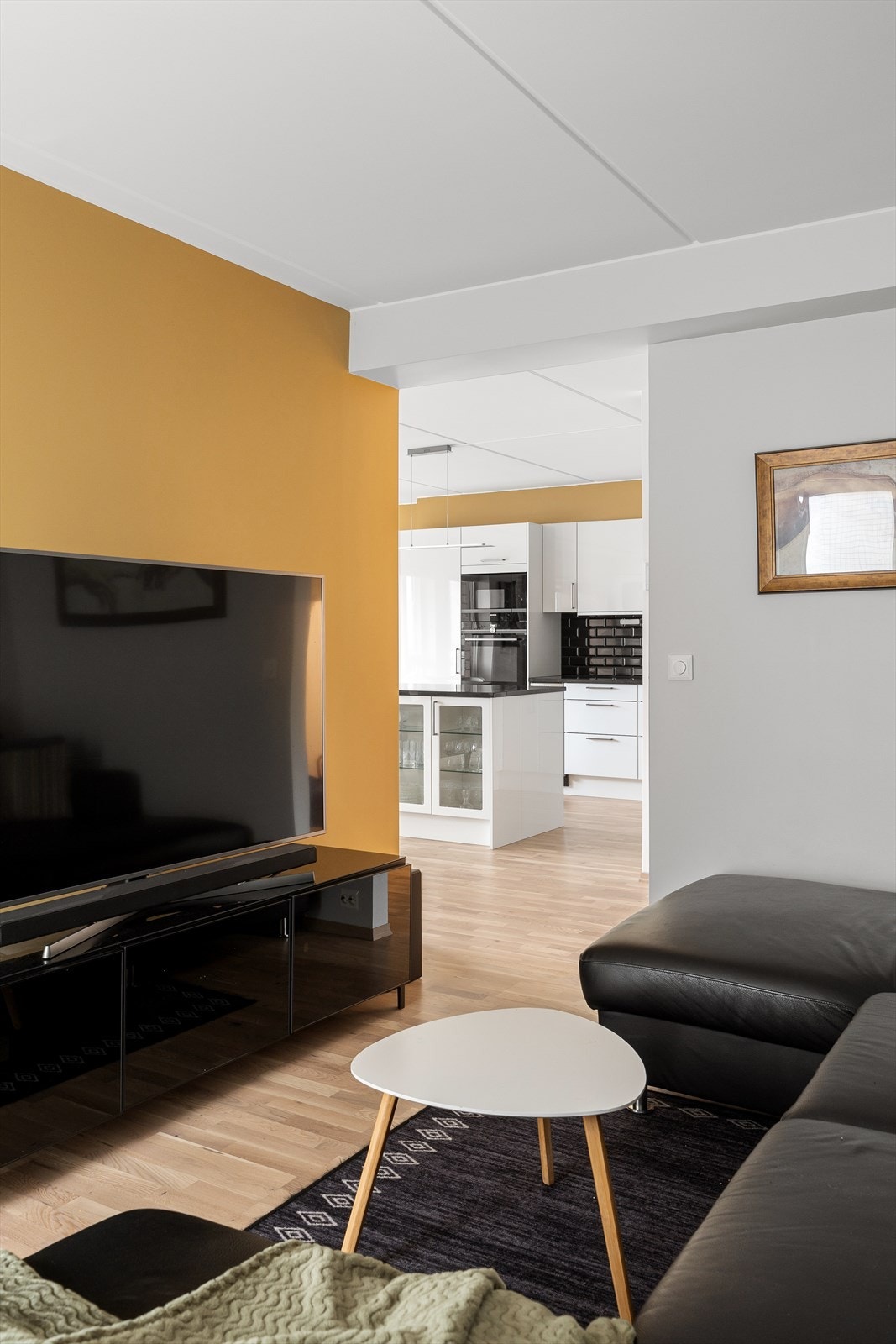 Fra TV-stuen har du god utsikt til kjøkkenet. Galleribilde