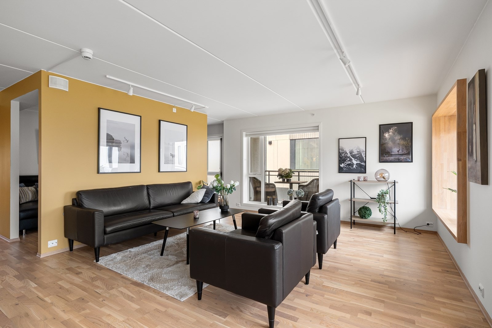 Romslig stue med store vindusflater fra flere sider som gir rikelig med naturlig lysinnslipp. Galleribilde