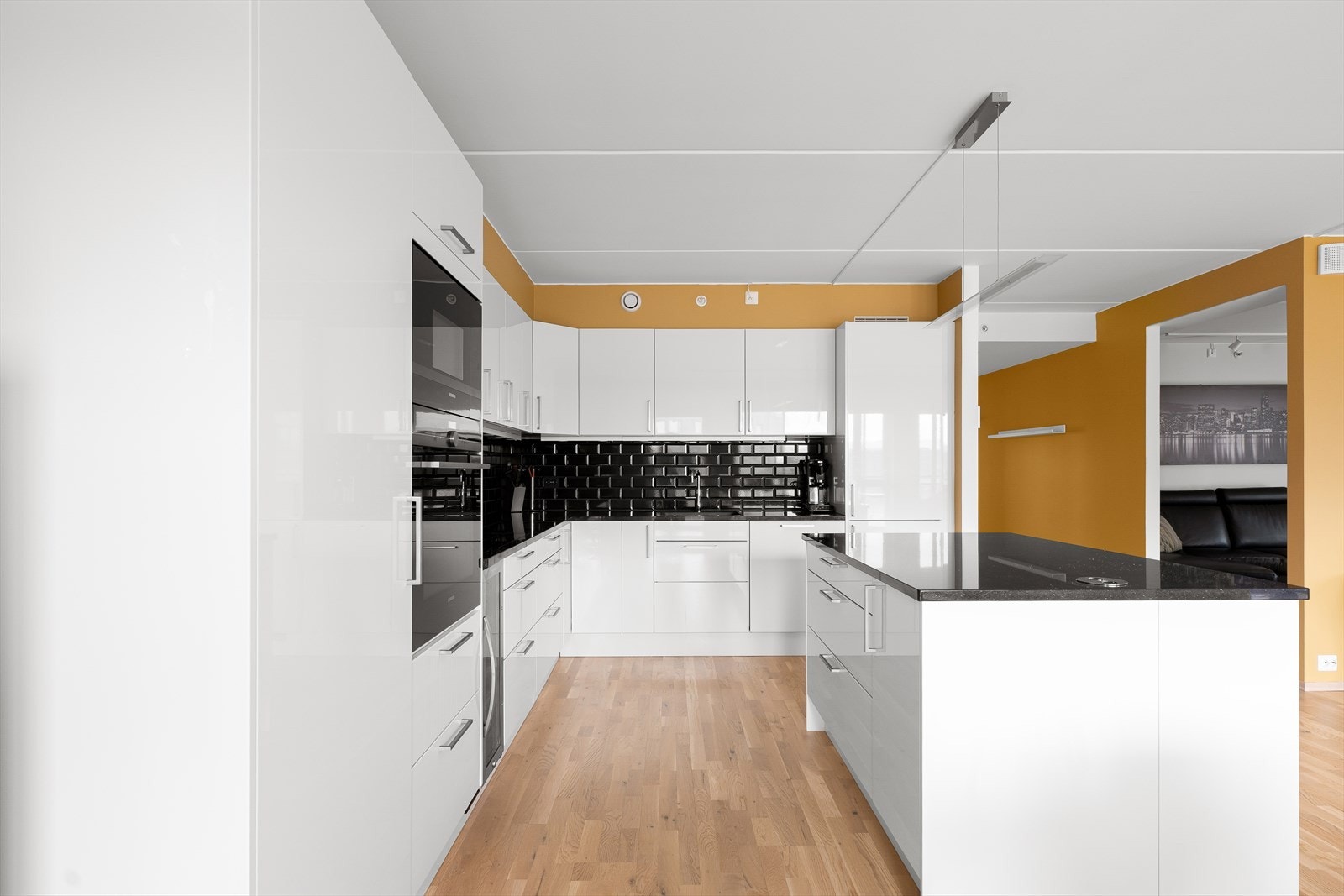 Kjøkkenet er utstyrt med integrerte hvitevarer som kjøl/fryseskap, komfyr, mikrobølgeovn, oppvaskmaskin og lekkert vinskap. Galleribilde