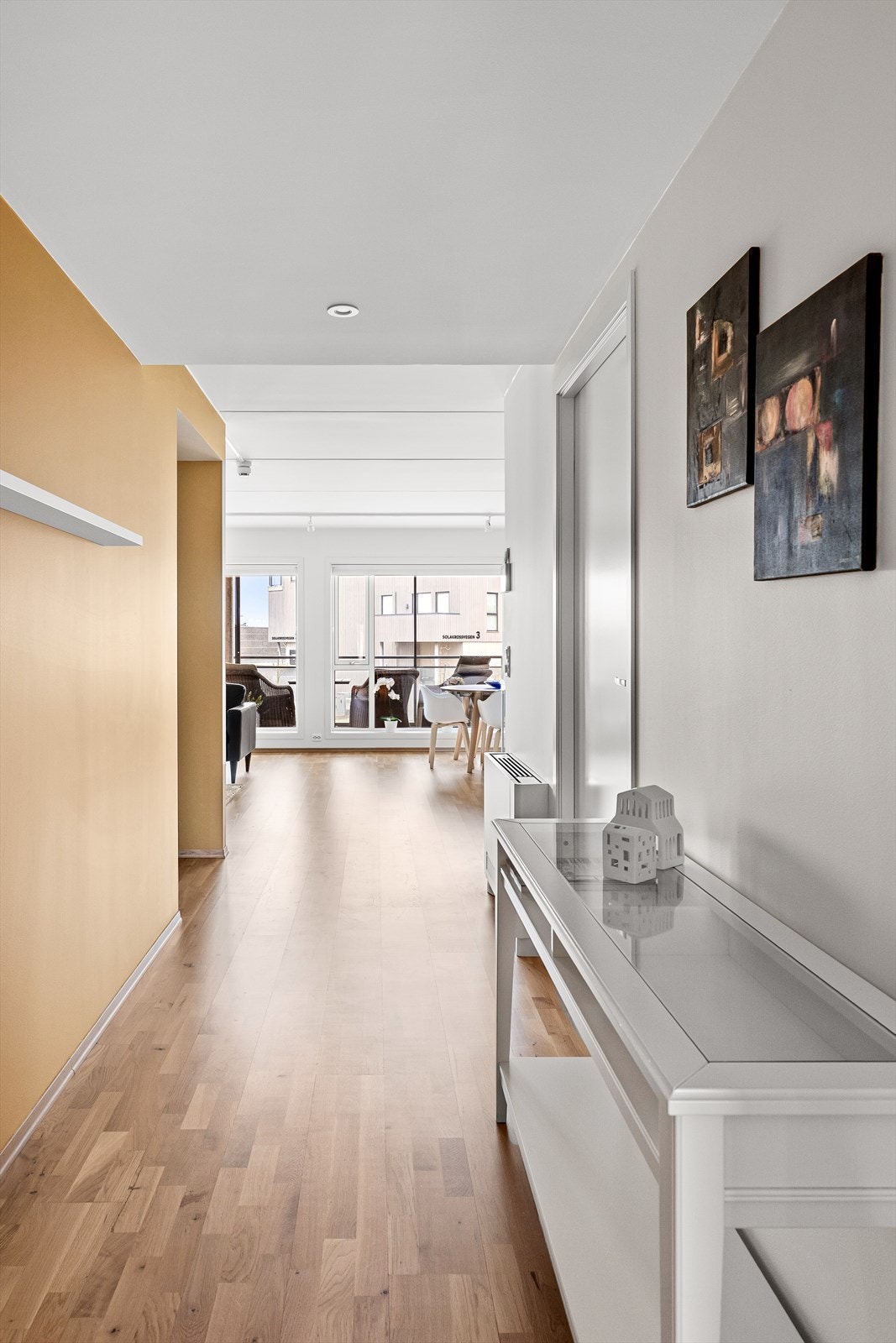 Leiligheten har en lys eikeparkett på gulv og listefri overgang mot himlingen, noe som gir rommet en behagelig atmosfære. Galleribilde