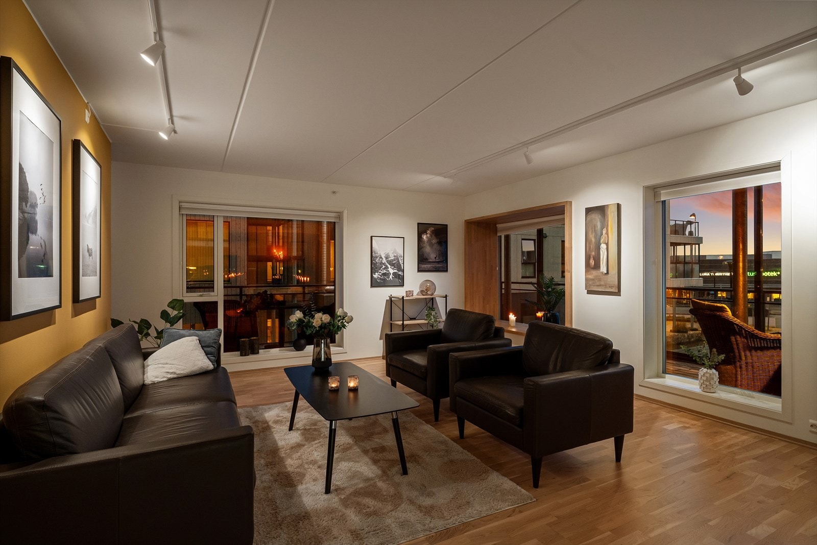 Stuen er enkel å møblere med plass til flere sittegrupper. Galleribilde