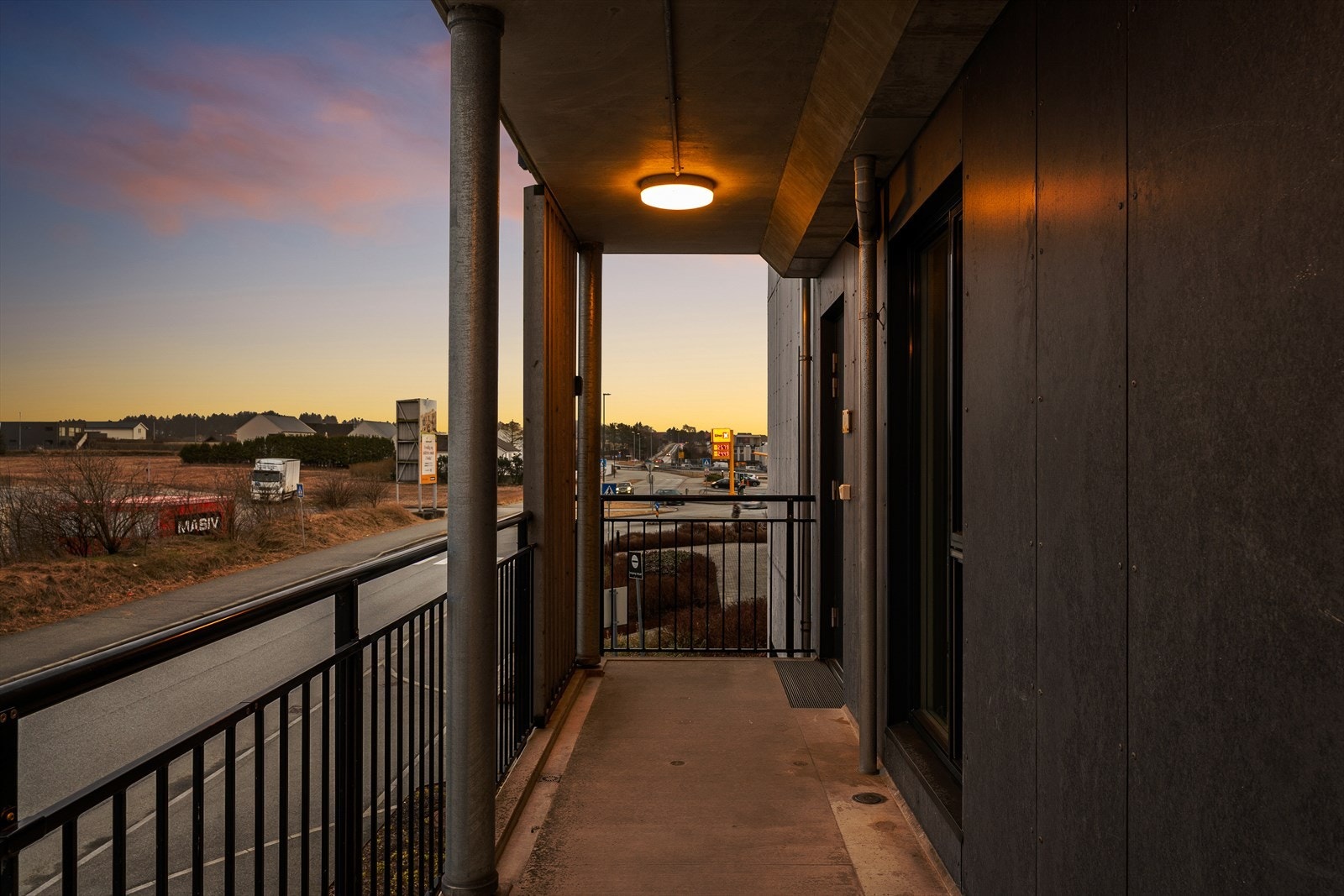 Fra trappeoppgangen kommer du inn til en stor øst vendt svalgang med tilkomst til leiligheten. Galleribilde