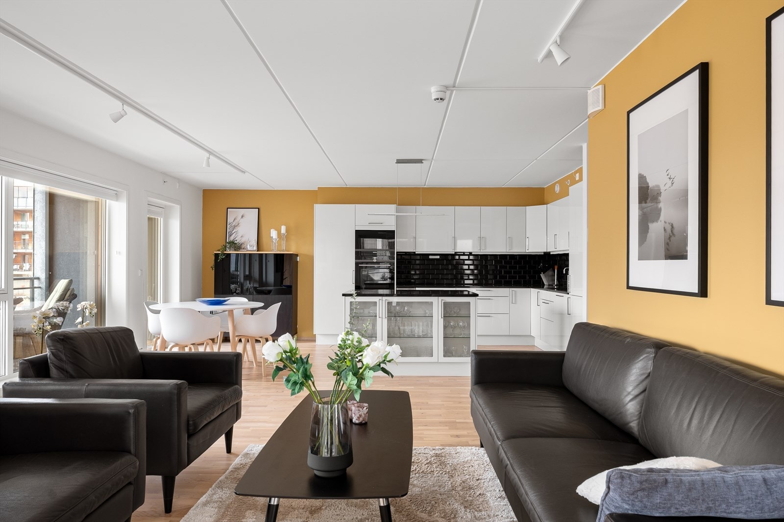 Kjøkkenet er naturlig tilbaketrukket fra stuen i en åpen løsning. Galleribilde