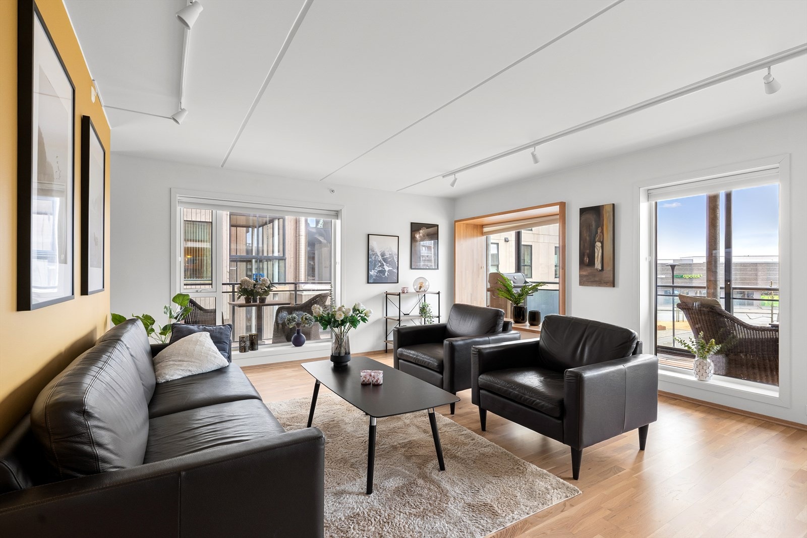 Lys og romslig hjørneleilighet i 2. etasje vendt ut mot bakgården og flotte fellesområder. Galleribilde