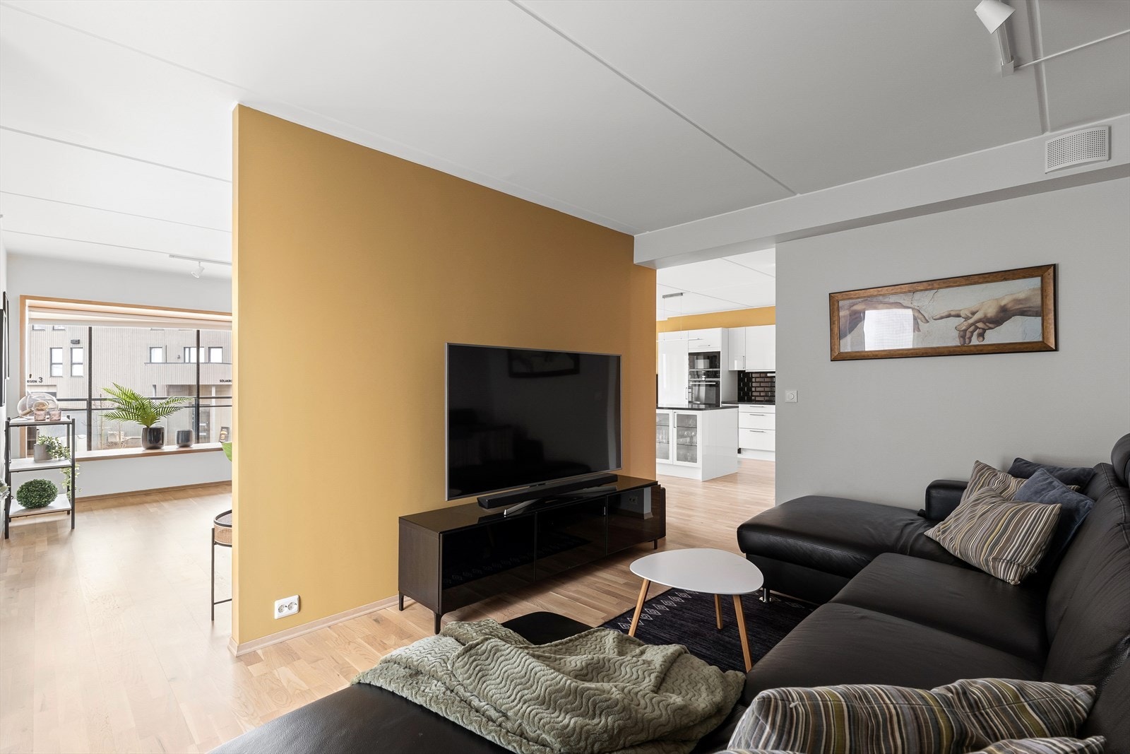 Her er det også et stort vindu som slipper inn godt med naturlig lys. Galleribilde