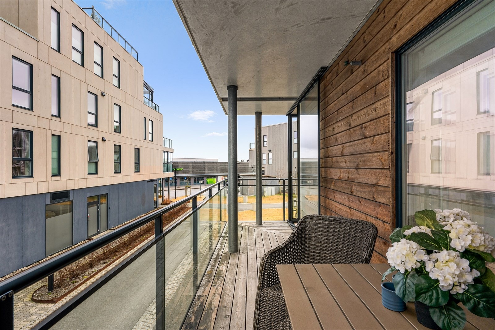 Fra balkongen har du god utsikt mot sameiets fellesareal. Galleribilde