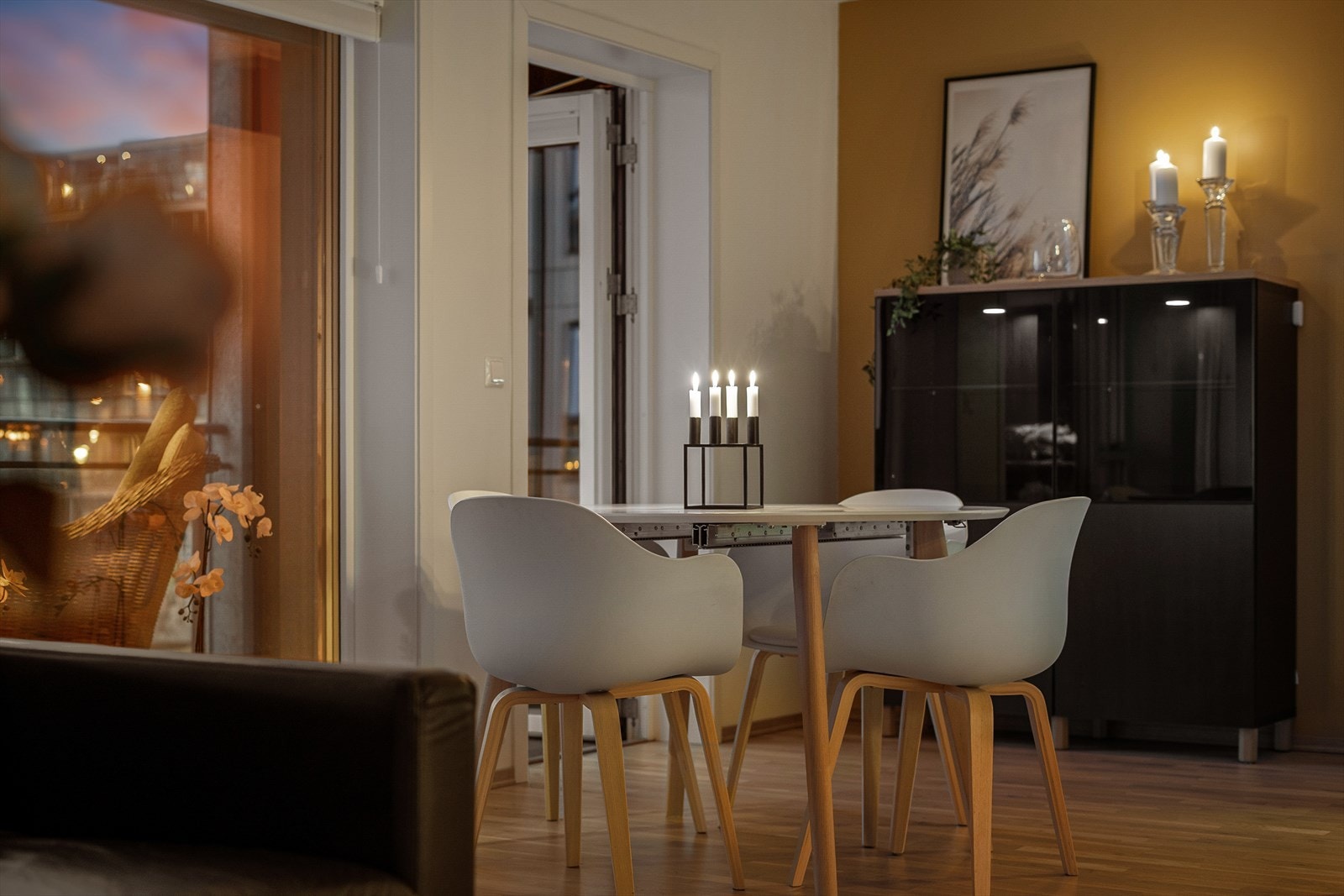 Fra kjøkkenet, som har direkte tilknytning til spisebordet gjør det enkelt å være sosial mens du kokkelerer. Galleribilde