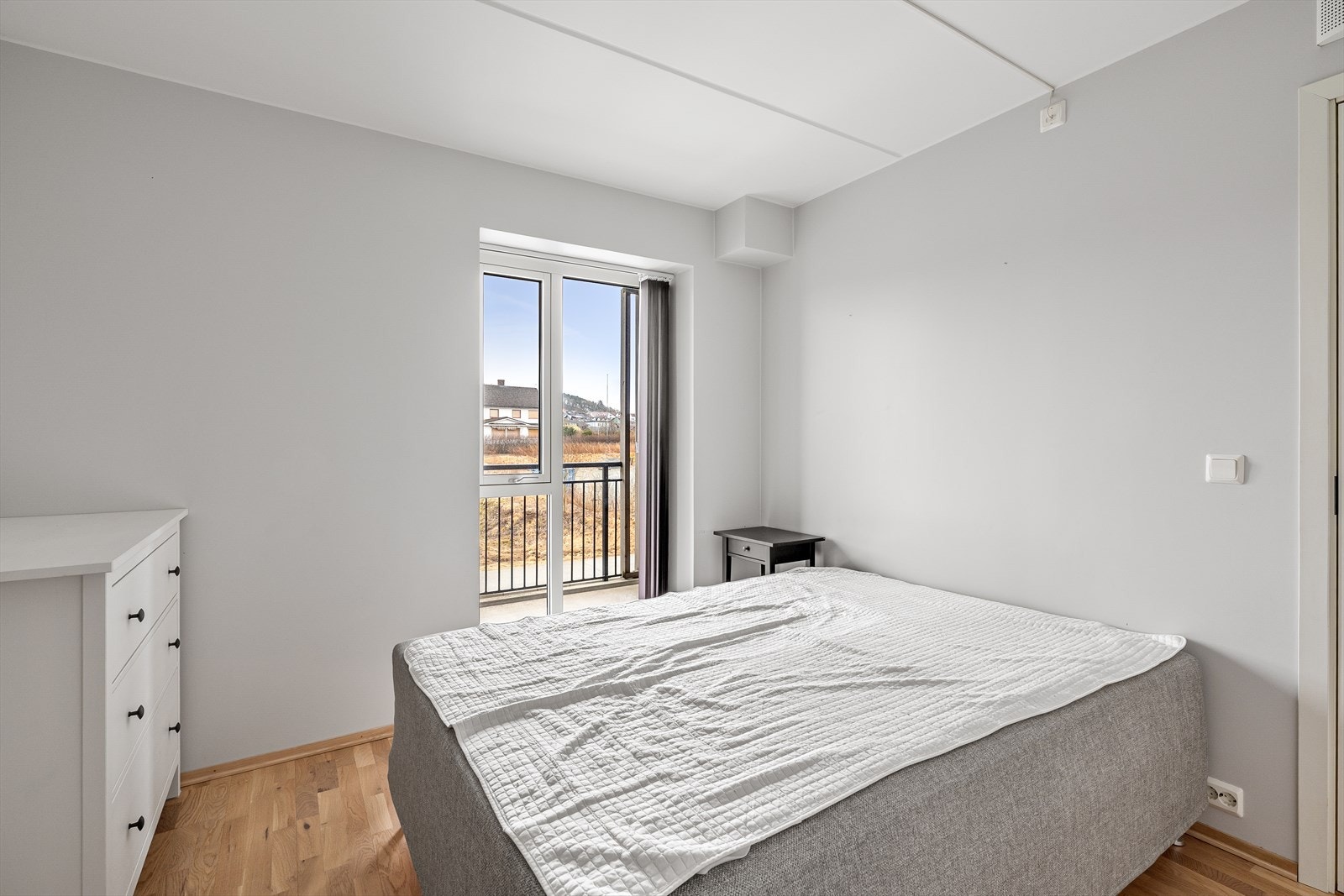 Soverom nr 2 av god størrelse med plass til dobbeltseng og garderobeskap. Galleribilde