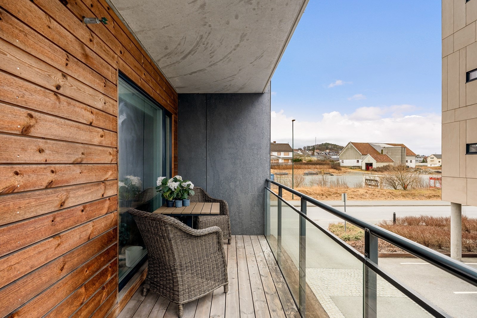 Balkongen er romslig og kan enkelt deles inn i flere sittesoner. Galleribilde