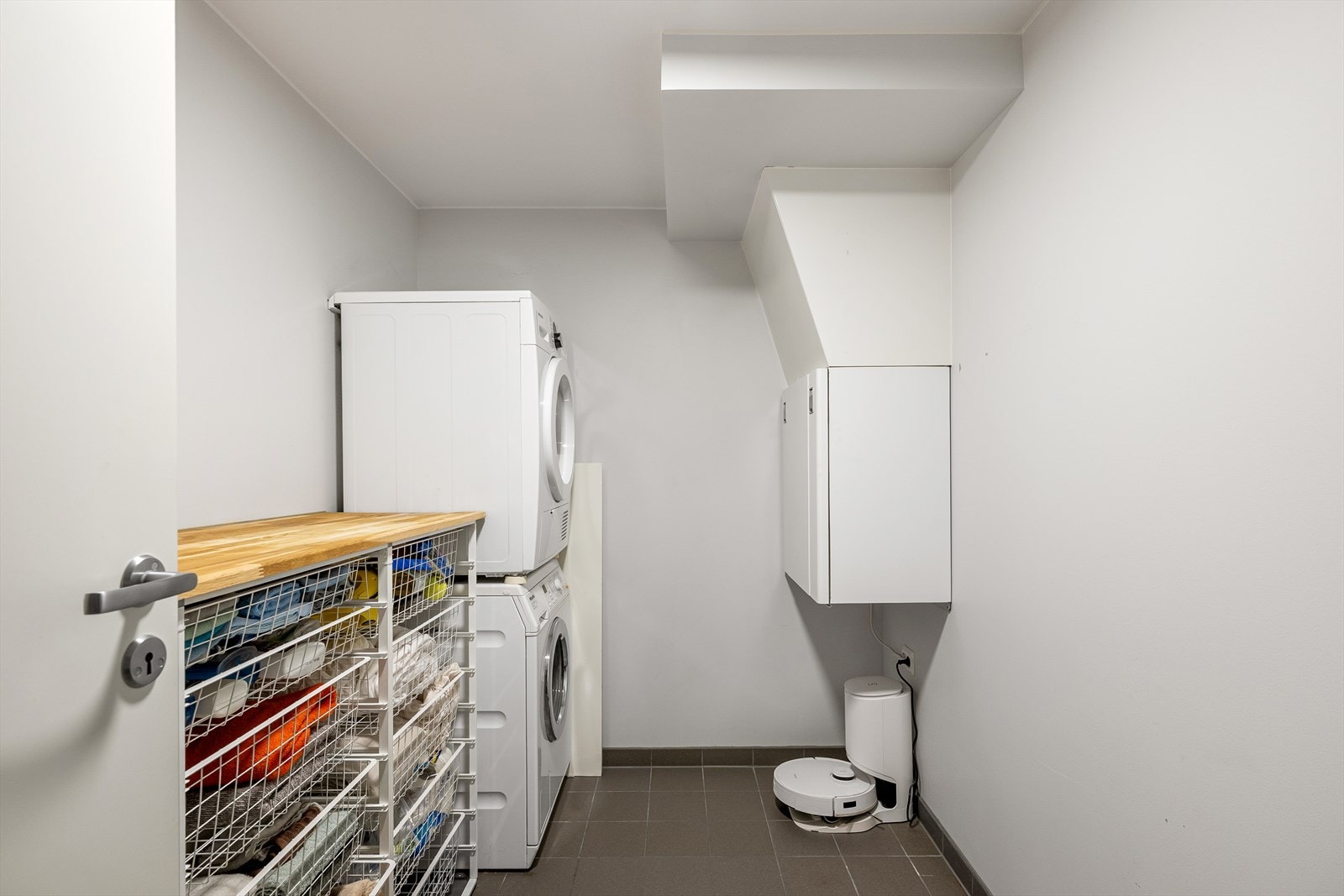 Praktisk og romslig vaskerom med plass til vaskemaskin og tørketrommel. Her er det også plass til trådkurvstativ for ekstra oppbevaring. Galleribilde