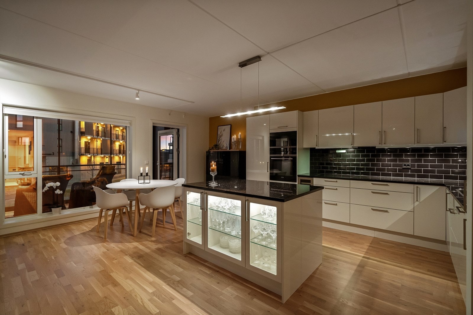 Moderne kjøkken med god skap og benkeplass. Stilfulle detaljer som gir en flott helhet i utrykket. Spotter under overskap. Galleribilde