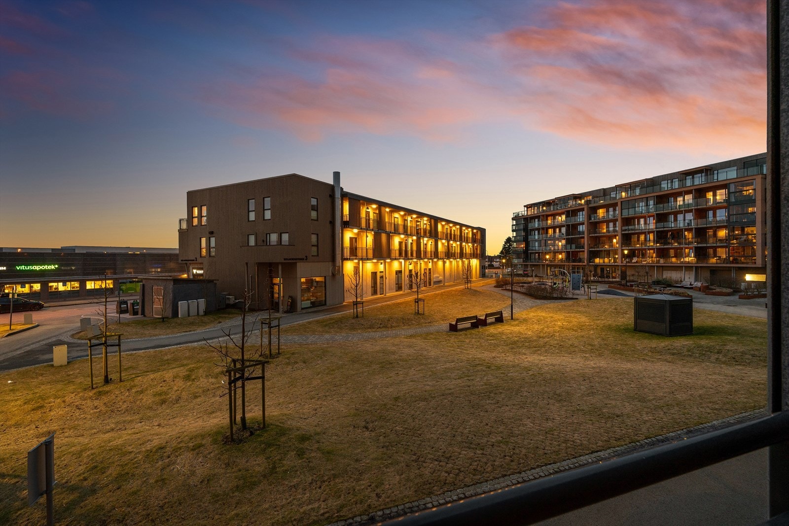 Her ligger du i gåavstand til fasiliteter som Coop mega, Meny, Rema 1000, Europris, vinmonopol og flere restauranter. Galleribilde