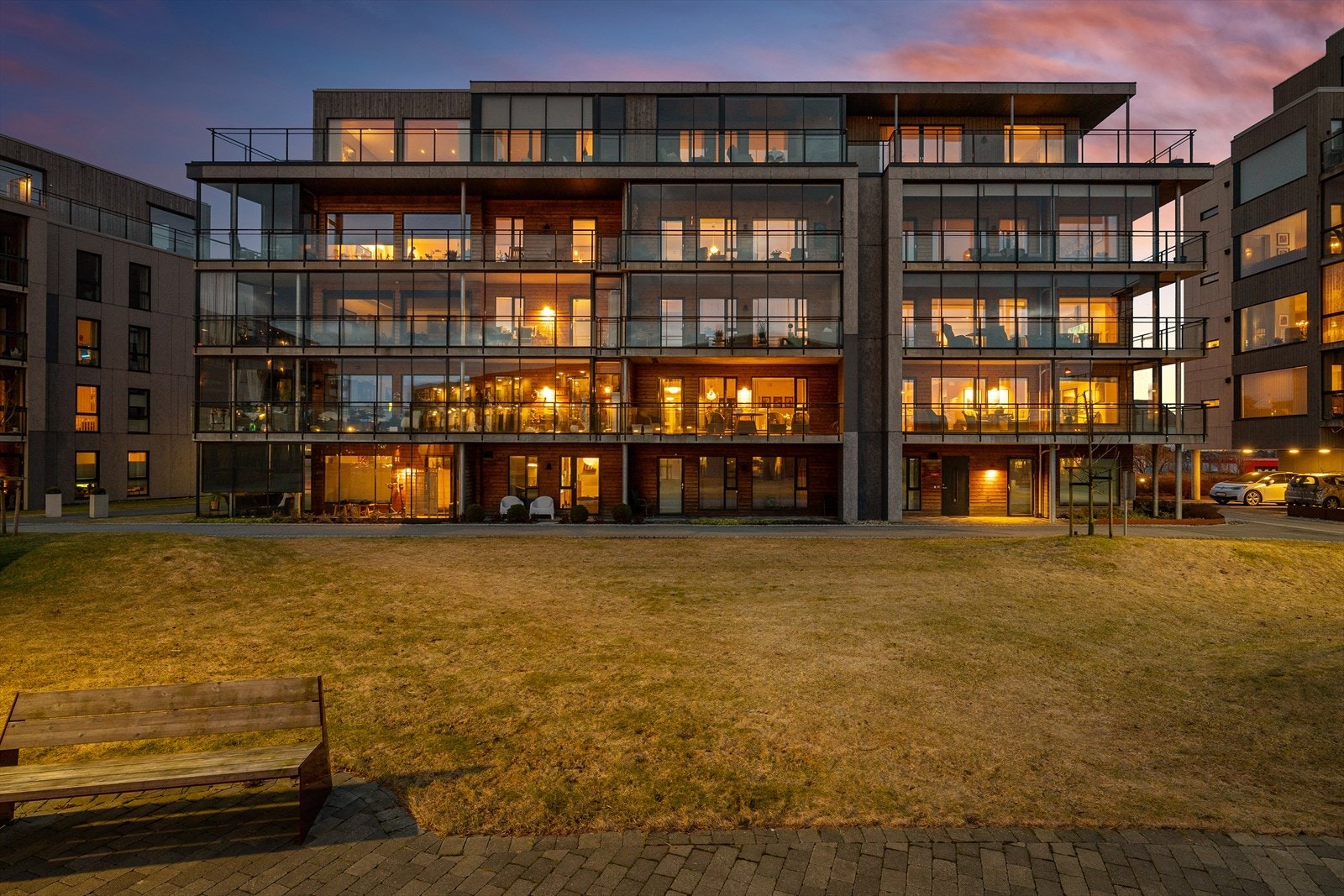 Flott leilighetskompleks med balkonger, grøntområder og lekeplass. Populær beliggenhet nær fasiliteter. Galleribilde