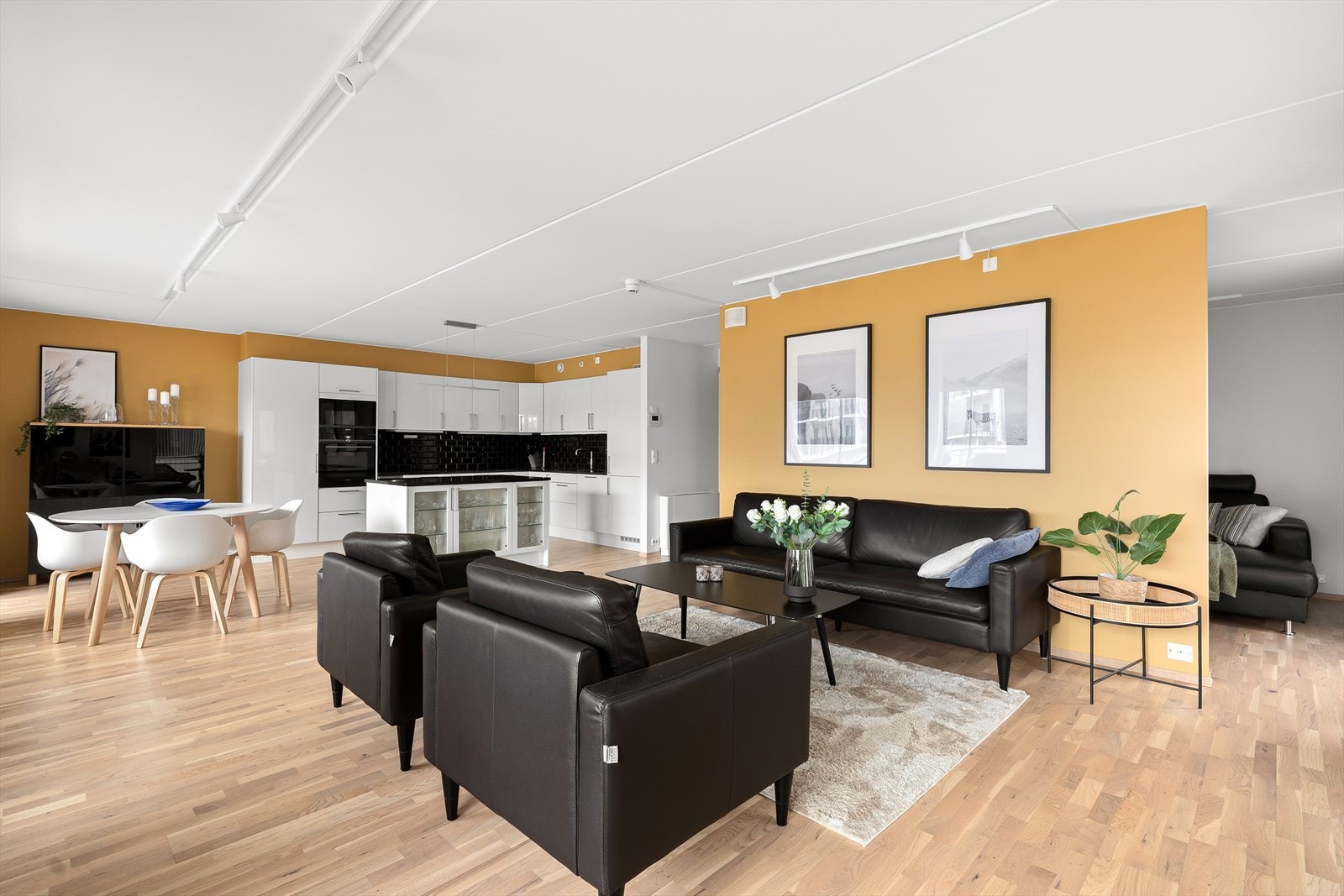 Innbydende og moderne stue med åpen stue- kjøkkenløsning som skaper en god romfølelse. Galleribilde