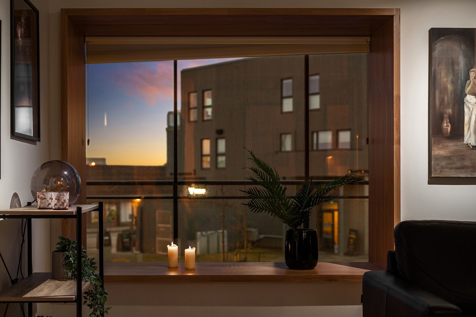 Stort og moderne vindu med dyp karm i tre som gir en lun og stilren innramming. Galleribilde