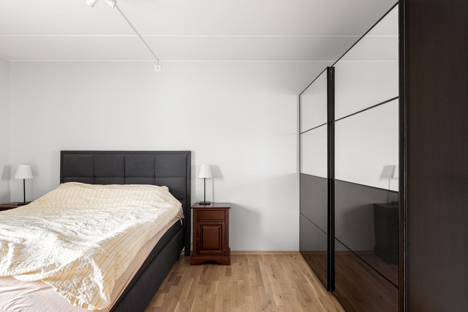 På soverommet er det også god plass til nattbord og garderobeskap. Galleribilde