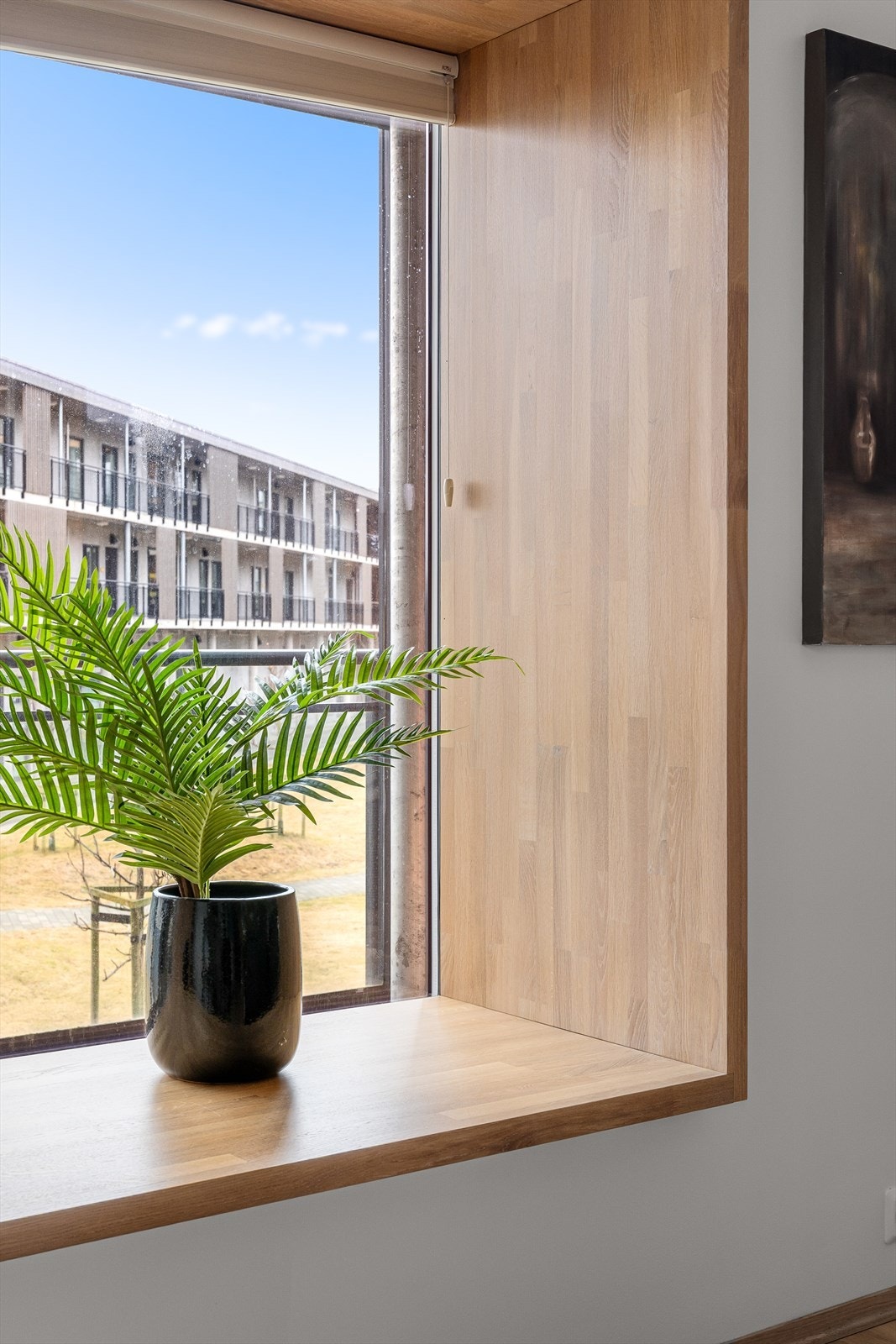 Vindusnisjen egner seg perfekt som sitteplass eller til dekor og slipper inn rikelig med naturlig lys. Galleribilde